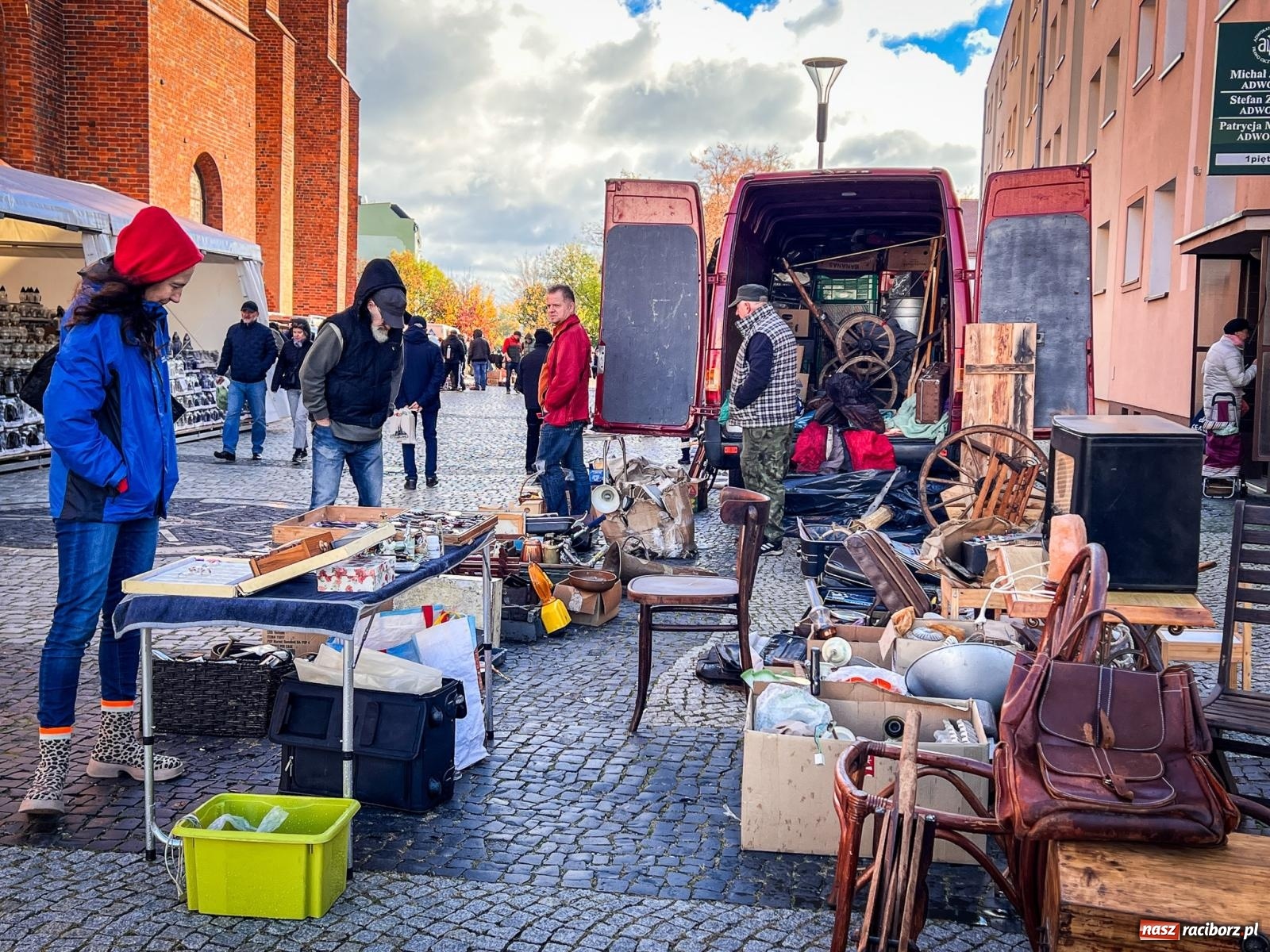 Zdjęcie w galerii na portalu naszraciborz.pl: Raciborski targ staroci z nowymi zasadami. Sprzedający zaskoczeni wiadomości z regionu