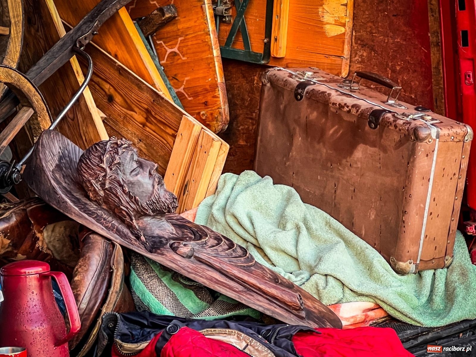 Zdjęcie w galerii na portalu naszraciborz.pl: Raciborski targ staroci z nowymi zasadami. Sprzedający zaskoczeni wiadomości z regionu