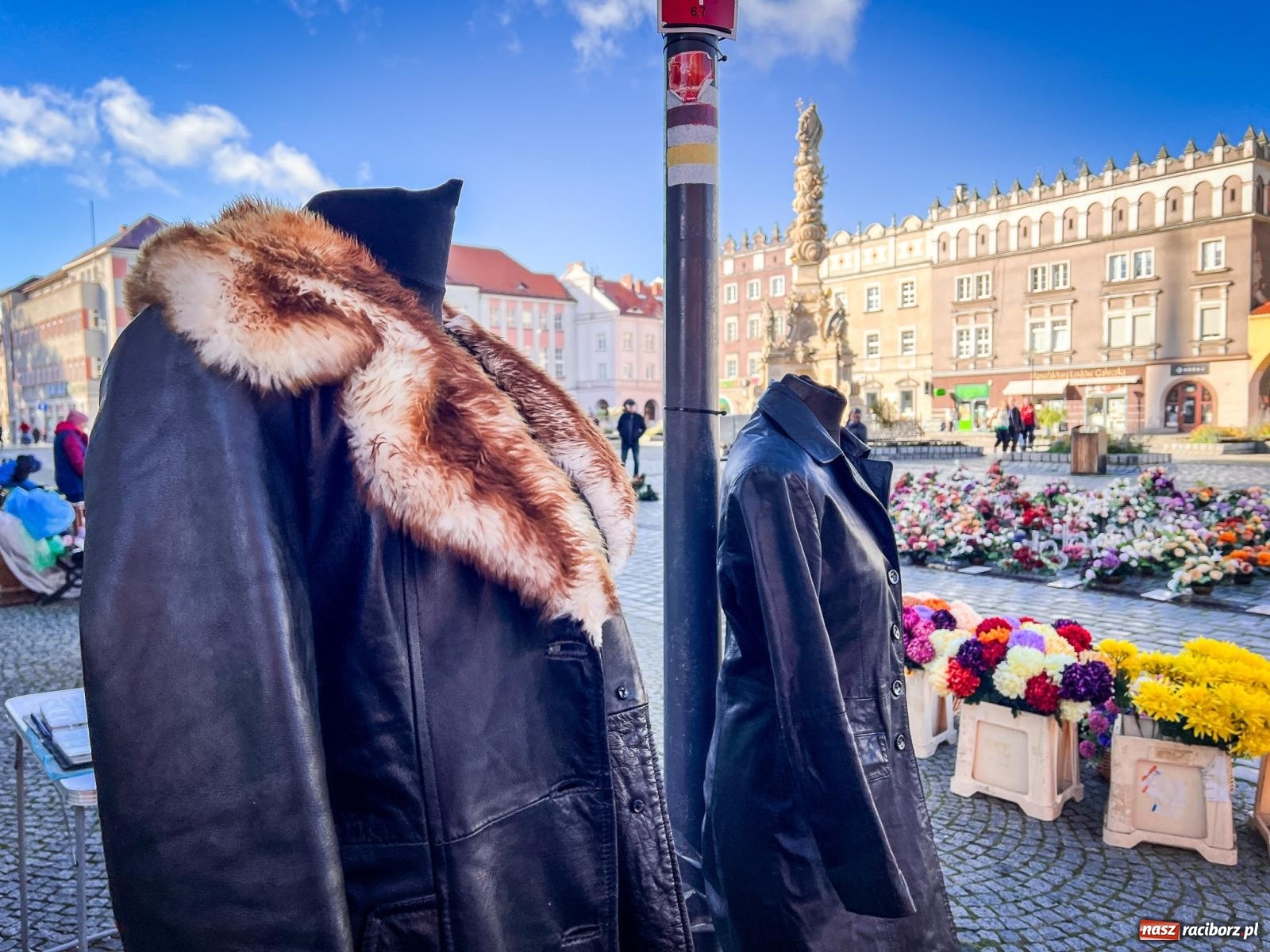 Zdjęcie w galerii na portalu naszraciborz.pl: Raciborski targ staroci z nowymi zasadami. Sprzedający zaskoczeni wiadomości z regionu