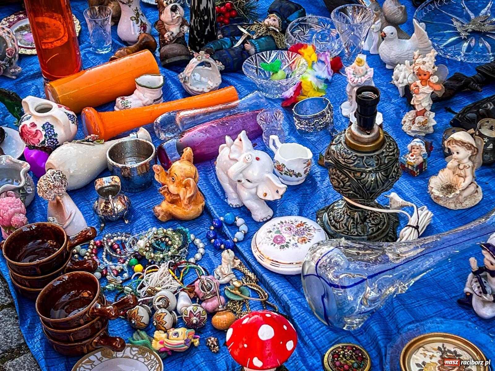 Zdjęcie w galerii na portalu naszraciborz.pl: Raciborski targ staroci z nowymi zasadami. Sprzedający zaskoczeni wiadomości z regionu