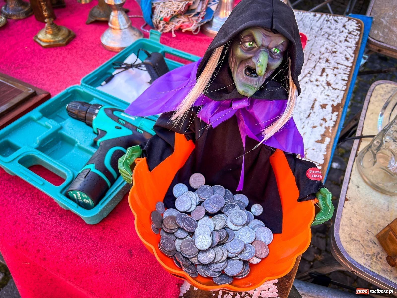 Zdjęcie w galerii na portalu naszraciborz.pl: Raciborski targ staroci z nowymi zasadami. Sprzedający zaskoczeni wiadomości z regionu