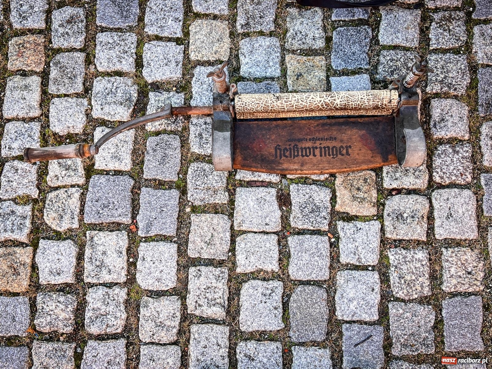 Zdjęcie w galerii na portalu naszraciborz.pl: Raciborski targ staroci z nowymi zasadami. Sprzedający zaskoczeni wiadomości z regionu