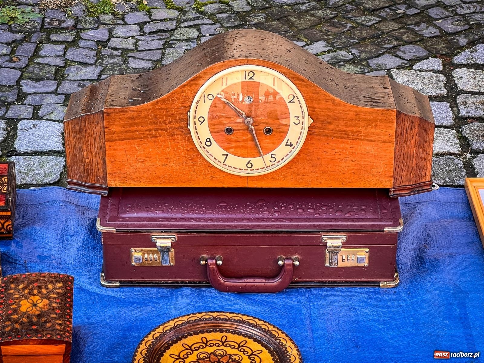 Zdjęcie w galerii na portalu naszraciborz.pl: Raciborski targ staroci z nowymi zasadami. Sprzedający zaskoczeni wiadomości z regionu