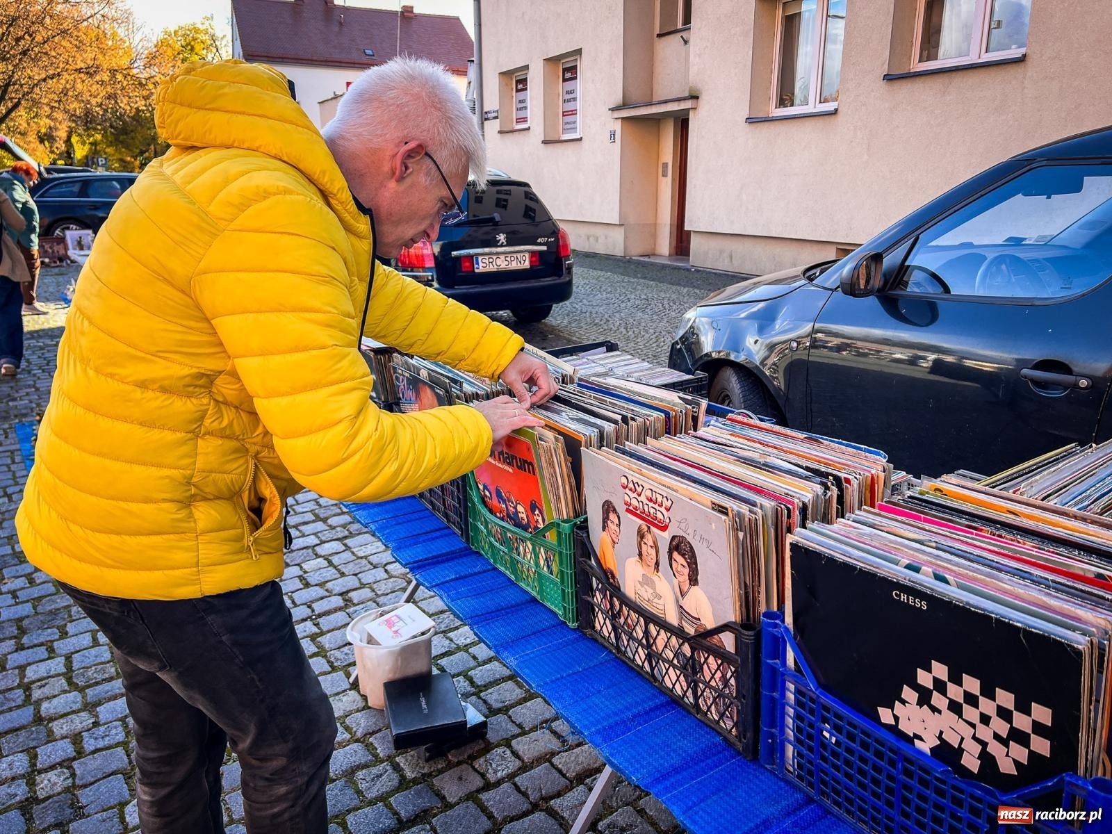 Zdjęcie w galerii na portalu naszraciborz.pl: Raciborski targ staroci z nowymi zasadami. Sprzedający zaskoczeni wiadomości z regionu