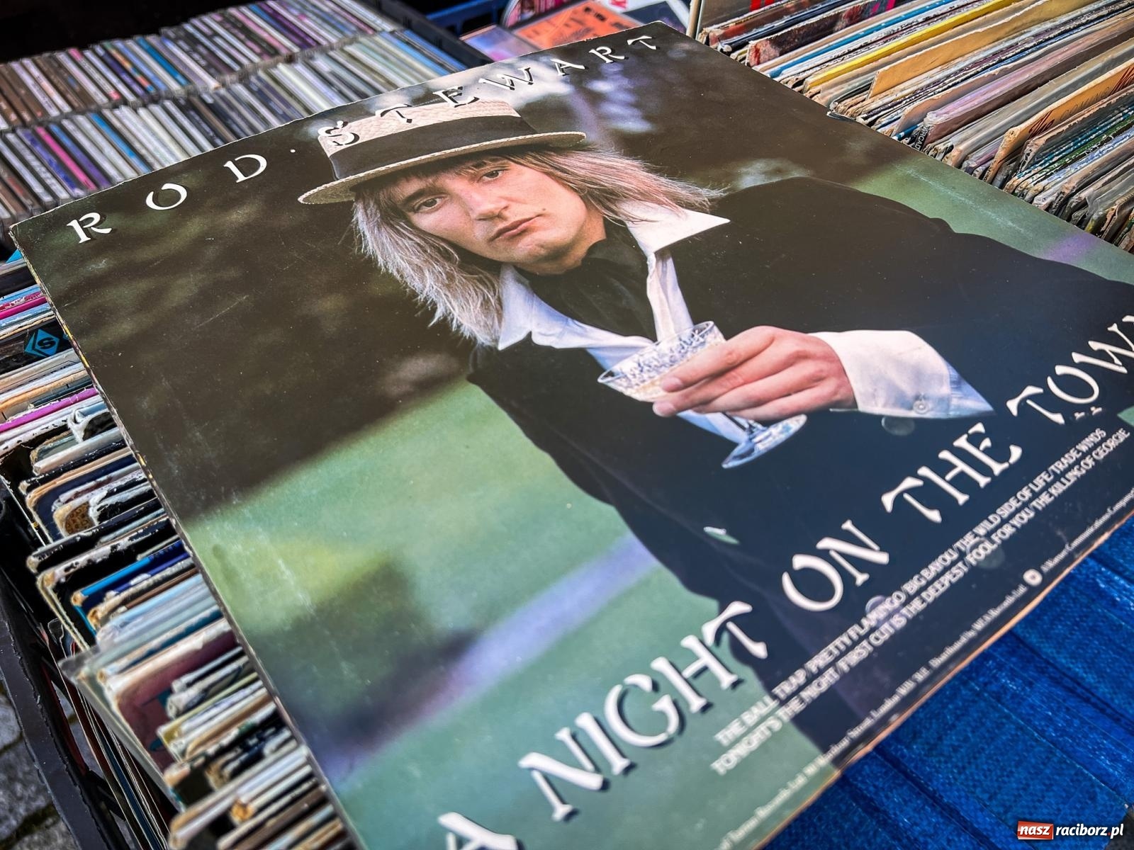 Zdjęcie w galerii na portalu naszraciborz.pl: Raciborski targ staroci z nowymi zasadami. Sprzedający zaskoczeni wiadomości z regionu