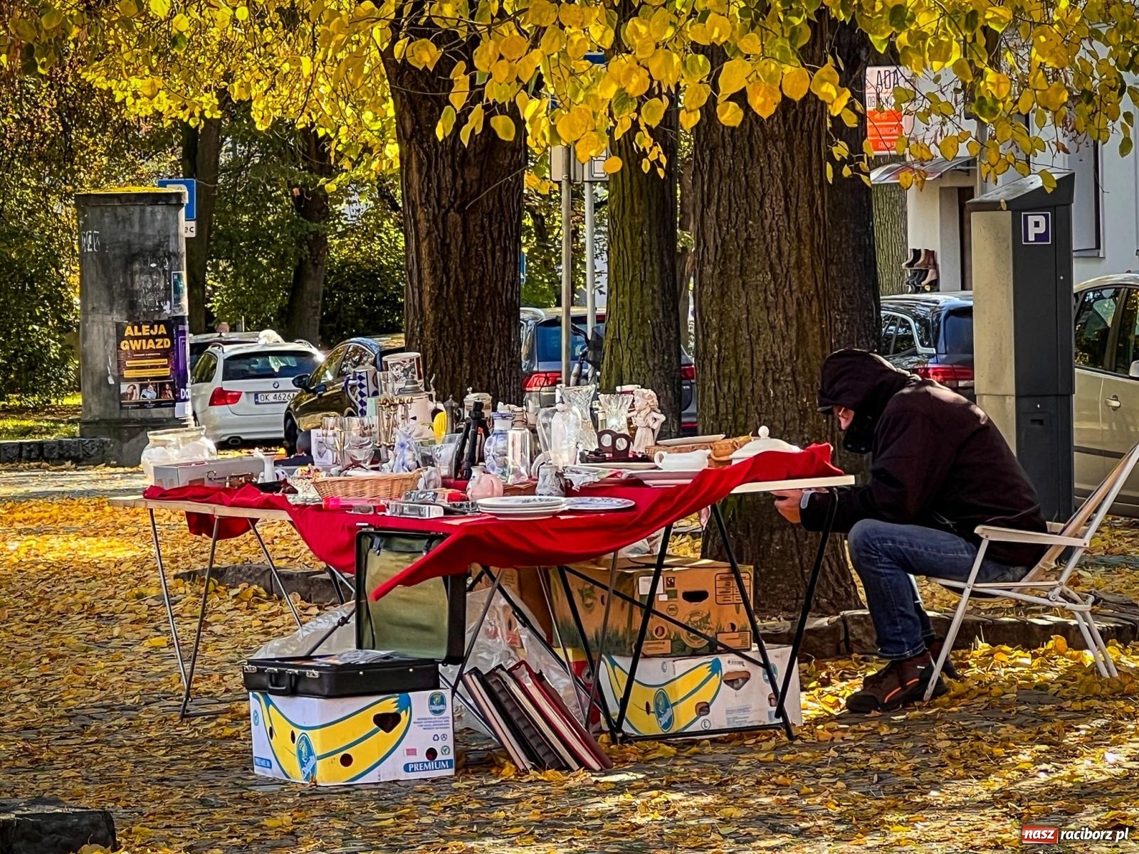 Zdjęcie w galerii na portalu naszraciborz.pl: Raciborski targ staroci z nowymi zasadami. Sprzedający zaskoczeni wiadomości z regionu