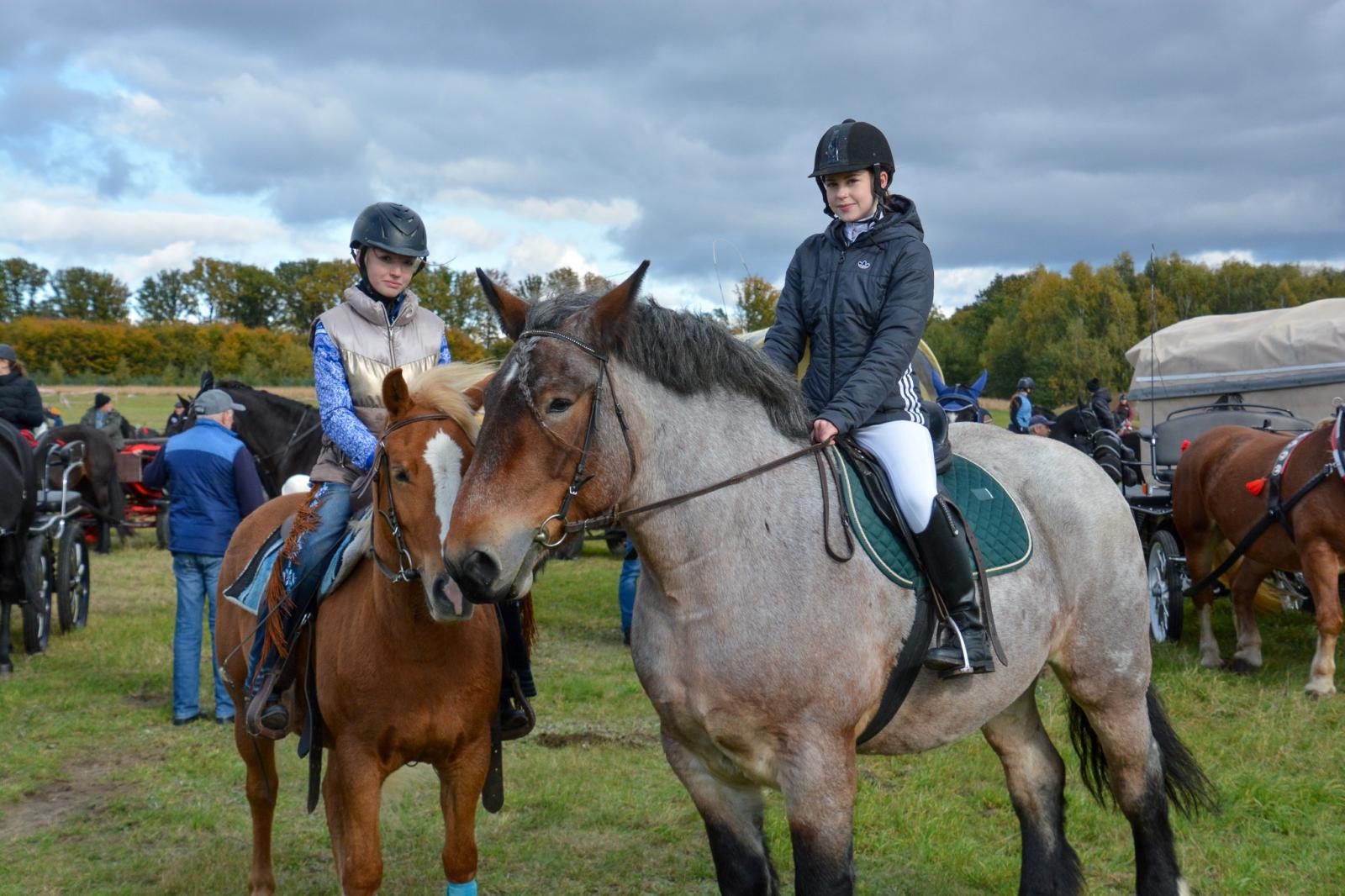 Zdjęcie w galerii na portalu naszraciborz.pl: Hubertus w Kornowacu – jeźdźcy, tradycja i dobra zabawa [FOTO i WIDEO] wiadomości z regionu