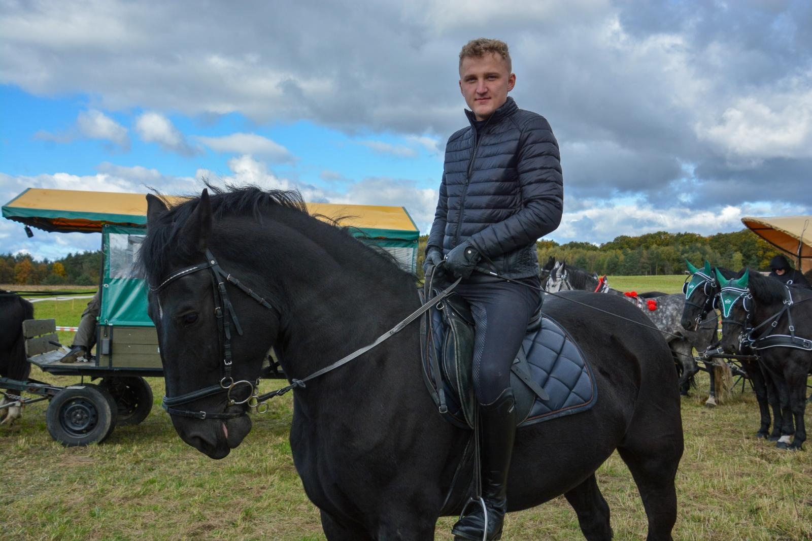Zdjęcie w galerii na portalu naszraciborz.pl: Hubertus w Kornowacu – jeźdźcy, tradycja i dobra zabawa [FOTO i WIDEO] wiadomości z regionu