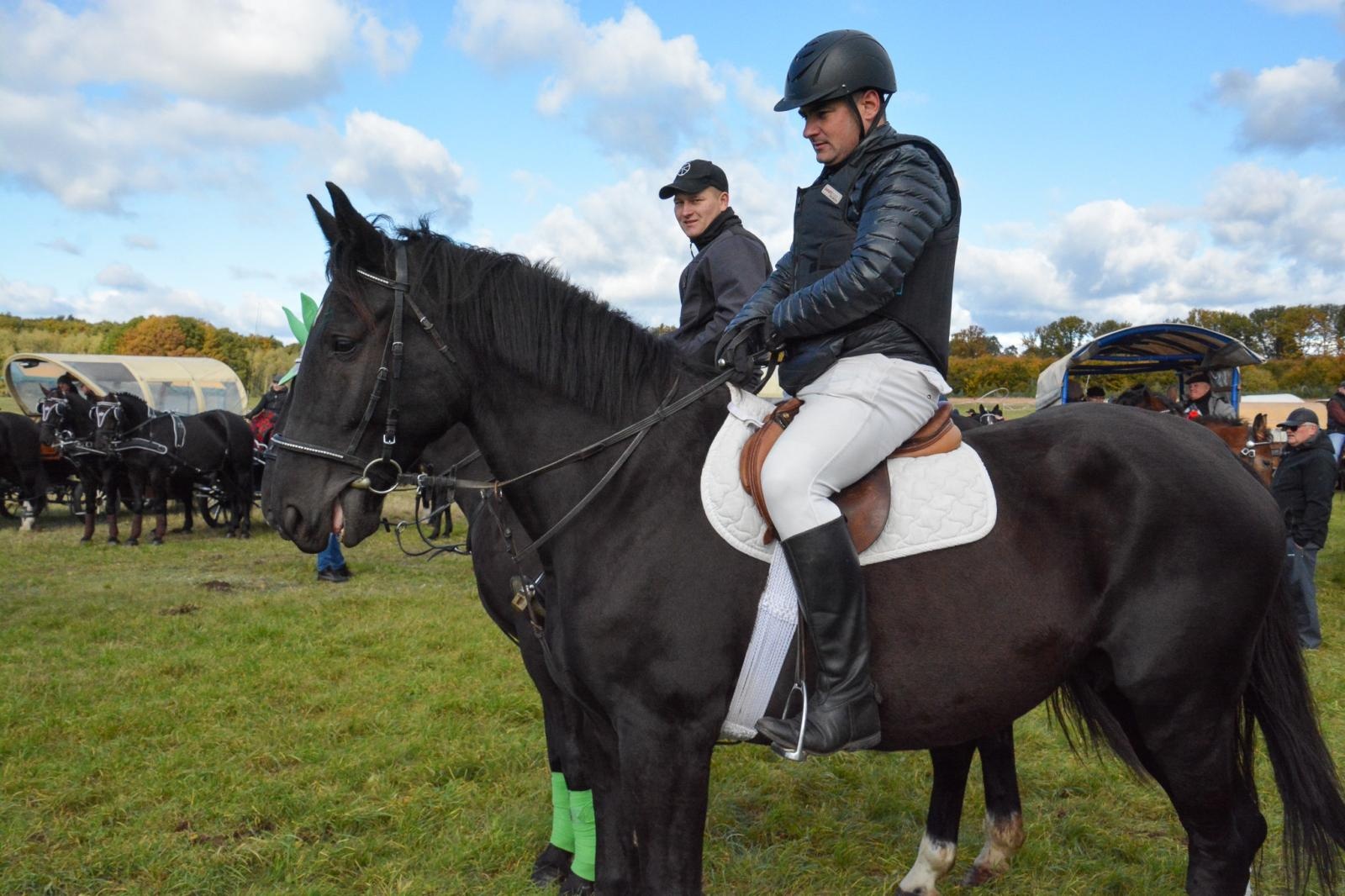 Zdjęcie w galerii na portalu naszraciborz.pl: Hubertus w Kornowacu – jeźdźcy, tradycja i dobra zabawa [FOTO i WIDEO] wiadomości z regionu