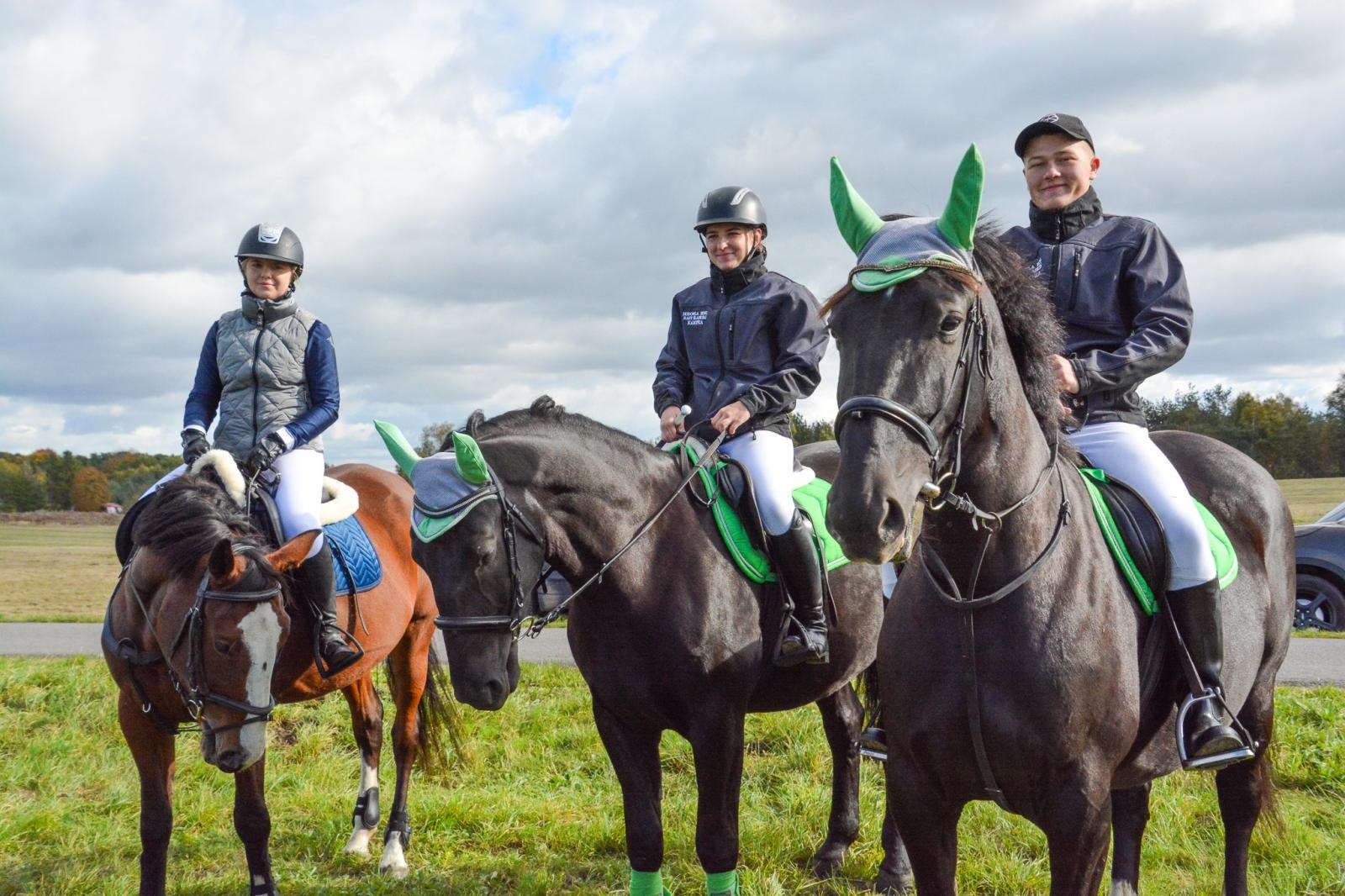 Zdjęcie w galerii na portalu naszraciborz.pl: Hubertus w Kornowacu – jeźdźcy, tradycja i dobra zabawa [FOTO i WIDEO] wiadomości z regionu