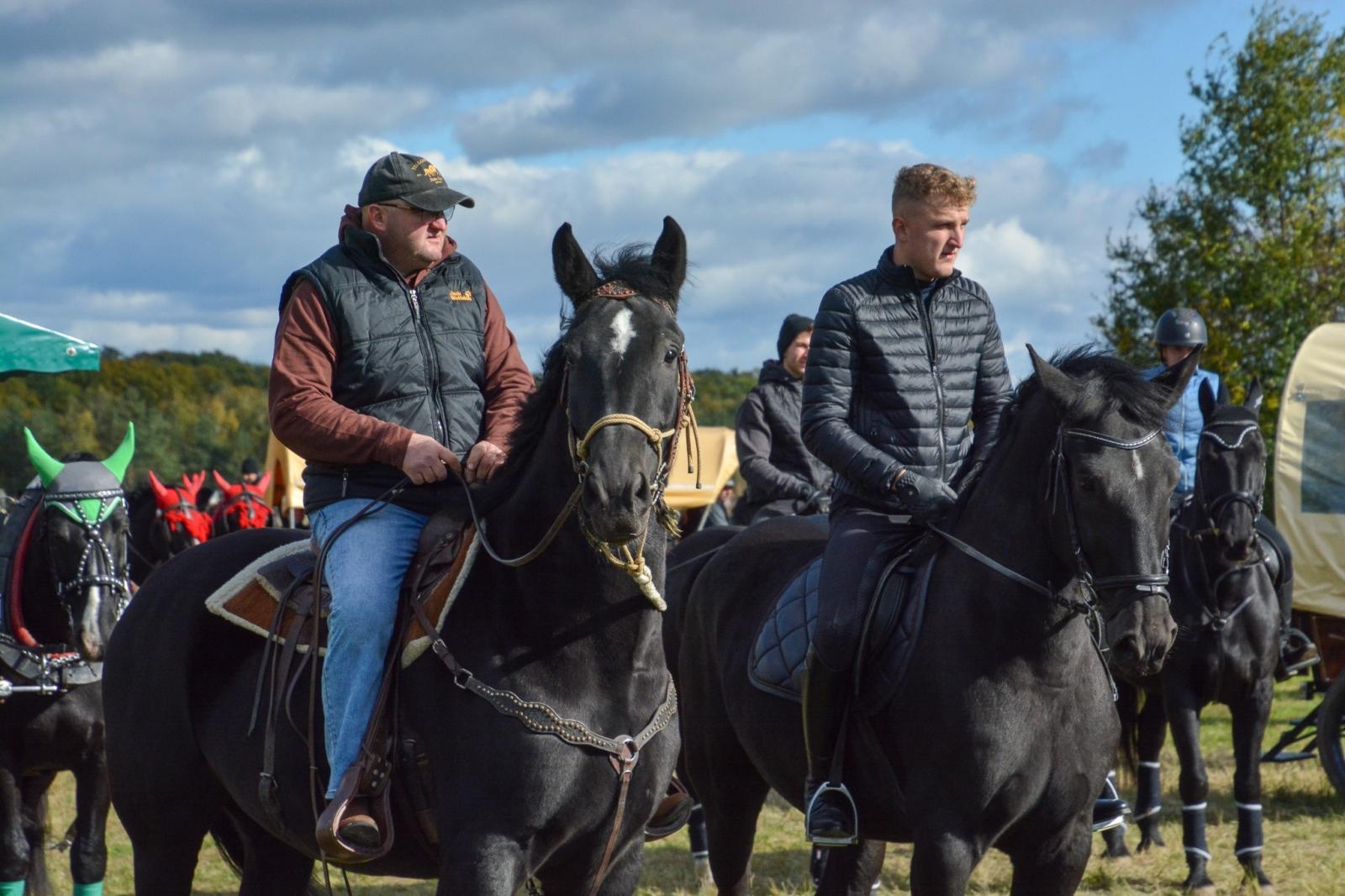 Zdjęcie w galerii na portalu naszraciborz.pl: Hubertus w Kornowacu – jeźdźcy, tradycja i dobra zabawa [FOTO i WIDEO] wiadomości z regionu