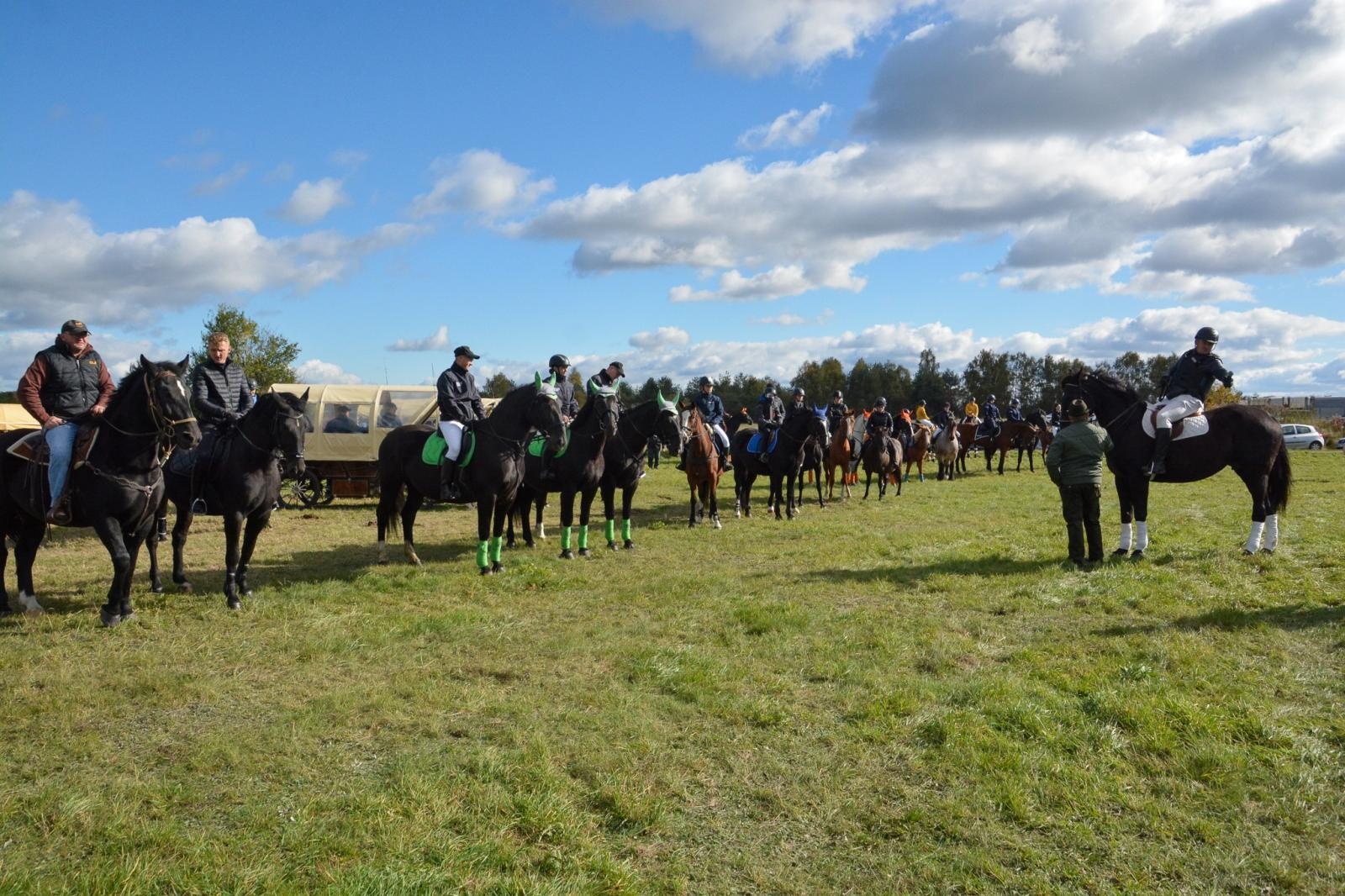 Zdjęcie w galerii na portalu naszraciborz.pl: Hubertus w Kornowacu – jeźdźcy, tradycja i dobra zabawa [FOTO i WIDEO] wiadomości z regionu