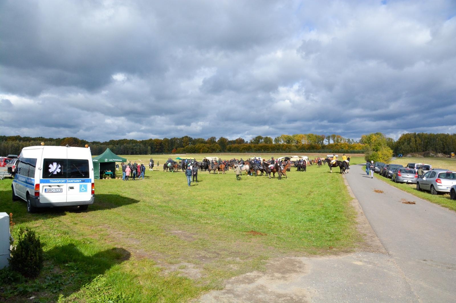 Zdjęcie w galerii na portalu naszraciborz.pl: Hubertus w Kornowacu – jeźdźcy, tradycja i dobra zabawa [FOTO i WIDEO] wiadomości z regionu