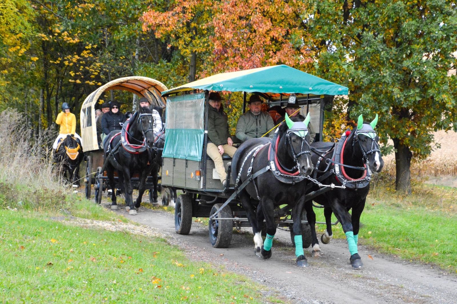 Zdjęcie w galerii na portalu naszraciborz.pl: Hubertus w Kornowacu – jeźdźcy, tradycja i dobra zabawa [FOTO i WIDEO] wiadomości z regionu