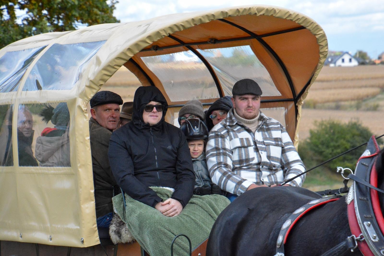 Zdjęcie w galerii na portalu naszraciborz.pl: Hubertus w Kornowacu – jeźdźcy, tradycja i dobra zabawa [FOTO i WIDEO] wiadomości z regionu
