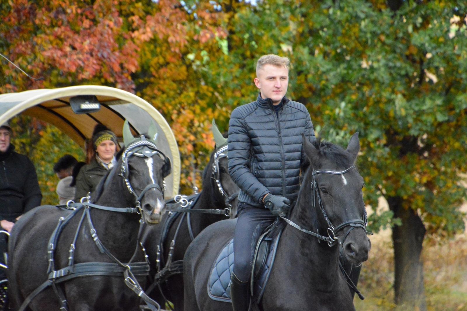 Zdjęcie w galerii na portalu naszraciborz.pl: Hubertus w Kornowacu – jeźdźcy, tradycja i dobra zabawa [FOTO i WIDEO] wiadomości z regionu