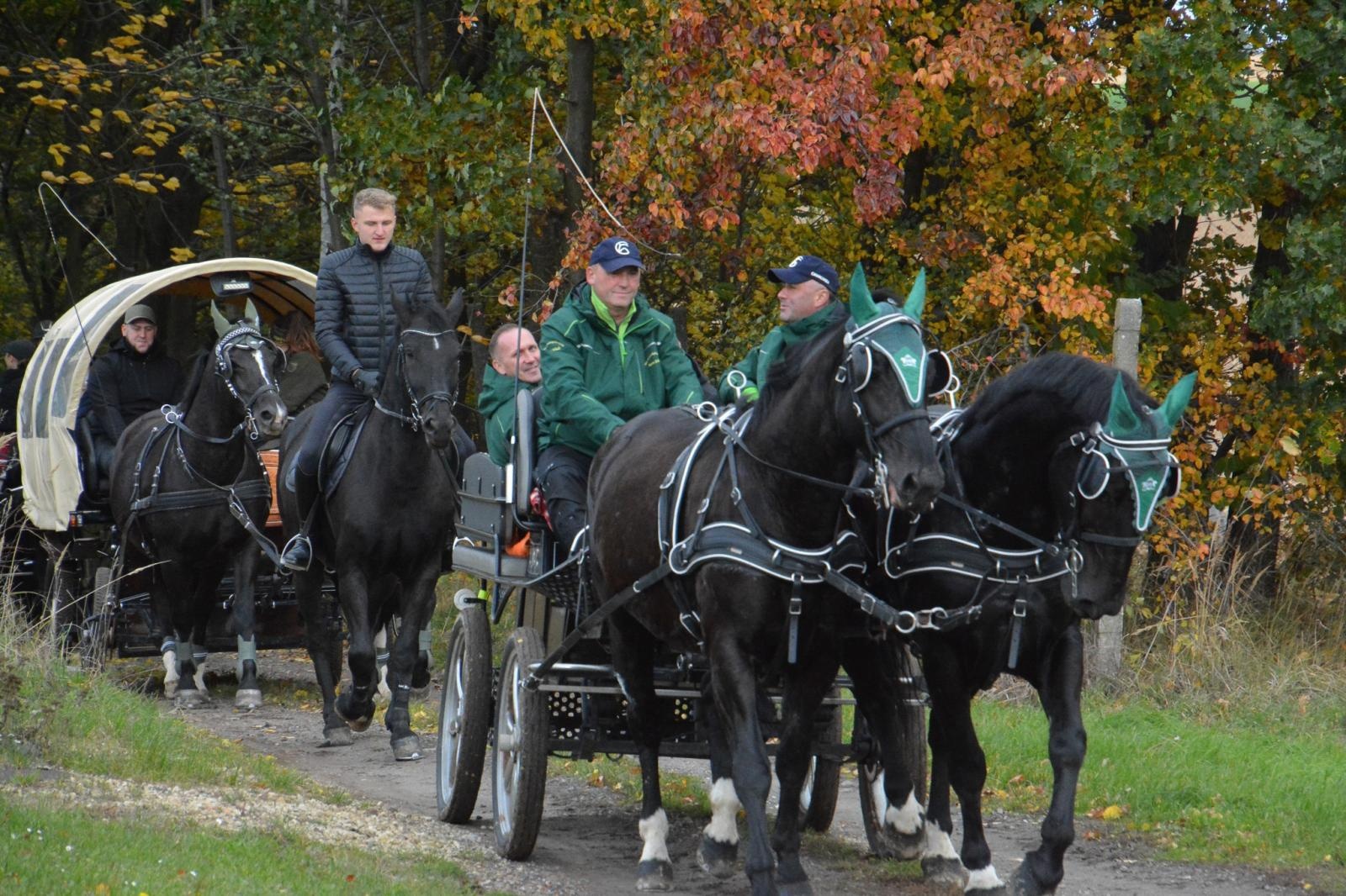 Zdjęcie w galerii na portalu naszraciborz.pl: Hubertus w Kornowacu – jeźdźcy, tradycja i dobra zabawa [FOTO i WIDEO] wiadomości z regionu