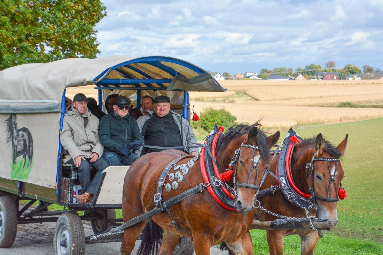 Zdjęcie w galerii na portalu naszraciborz.pl: Hubertus w Kornowacu – jeźdźcy, tradycja i dobra zabawa [FOTO i WIDEO] wiadomości z regionu