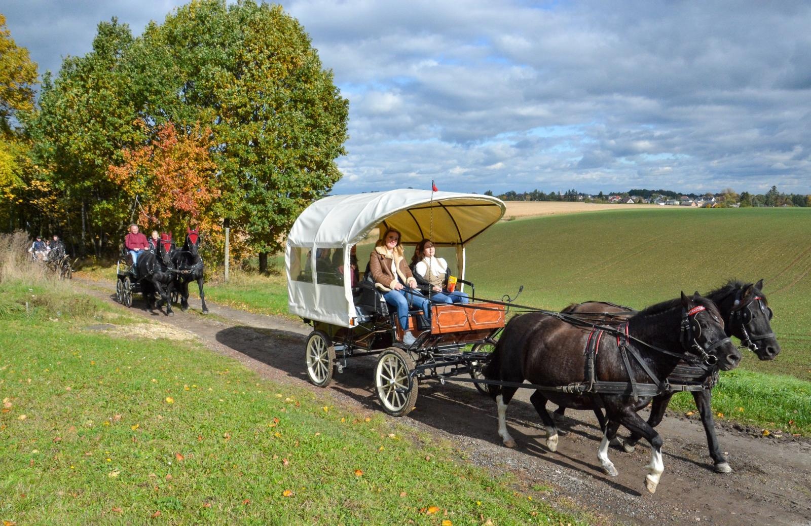 Zdjęcie w galerii na portalu naszraciborz.pl: Hubertus w Kornowacu – jeźdźcy, tradycja i dobra zabawa [FOTO i WIDEO] wiadomości z regionu