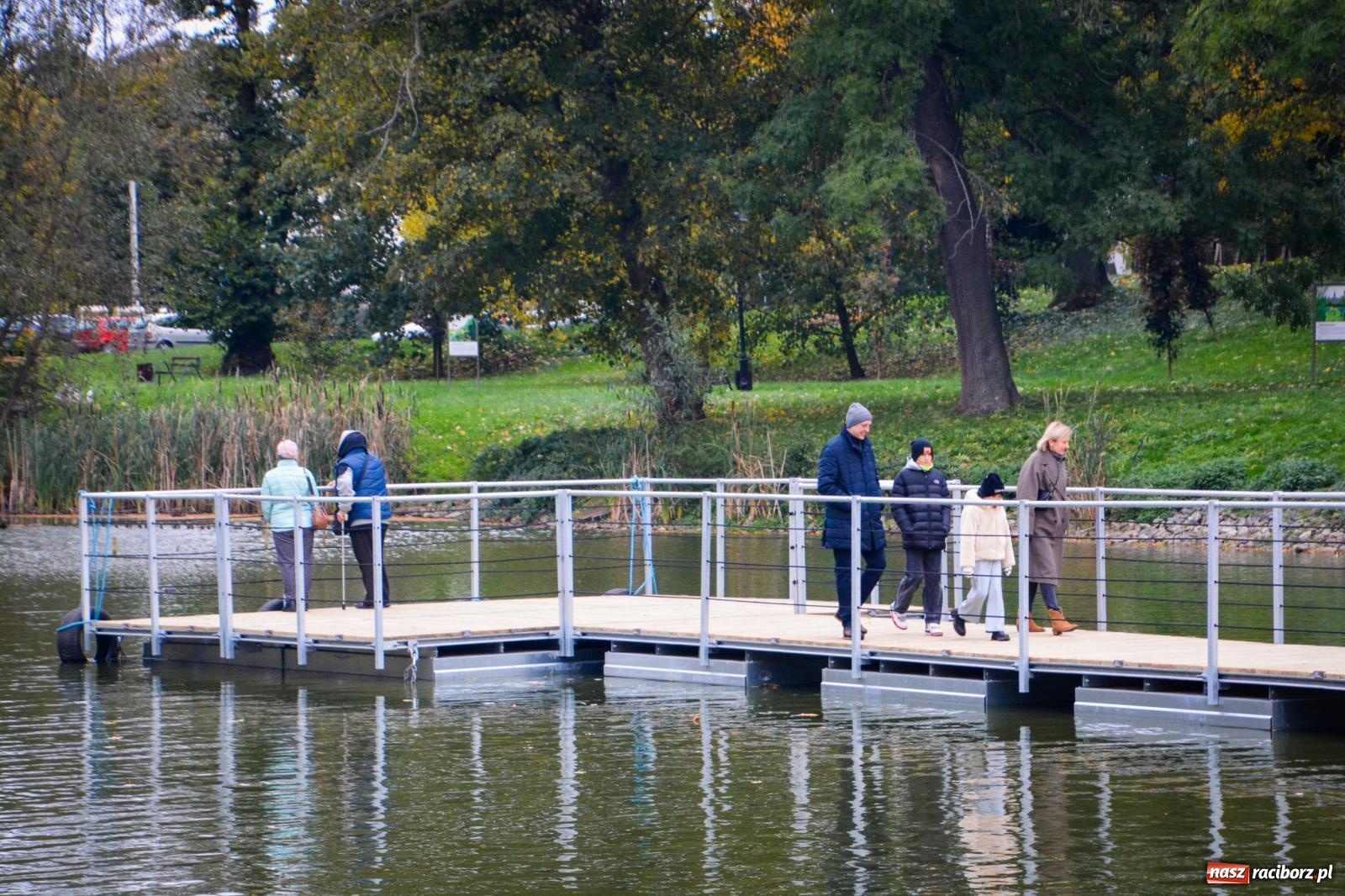 Zdjęcie w galerii na portalu naszraciborz.pl: Żeglarska Jesień w Krowiarkach. Na stawie przy pałacu otwarto molo, pierwsze w powiecie wiadomości z regionu