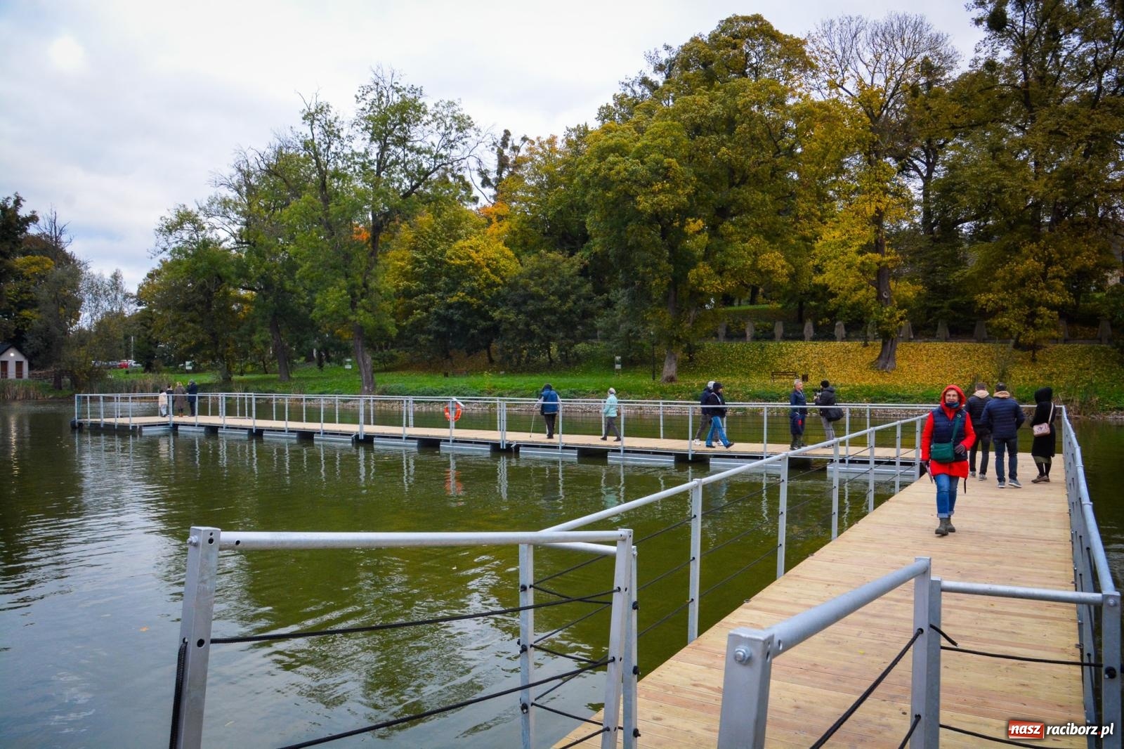 Zdjęcie w galerii na portalu naszraciborz.pl: Żeglarska Jesień w Krowiarkach. Na stawie przy pałacu otwarto molo, pierwsze w powiecie wiadomości z regionu