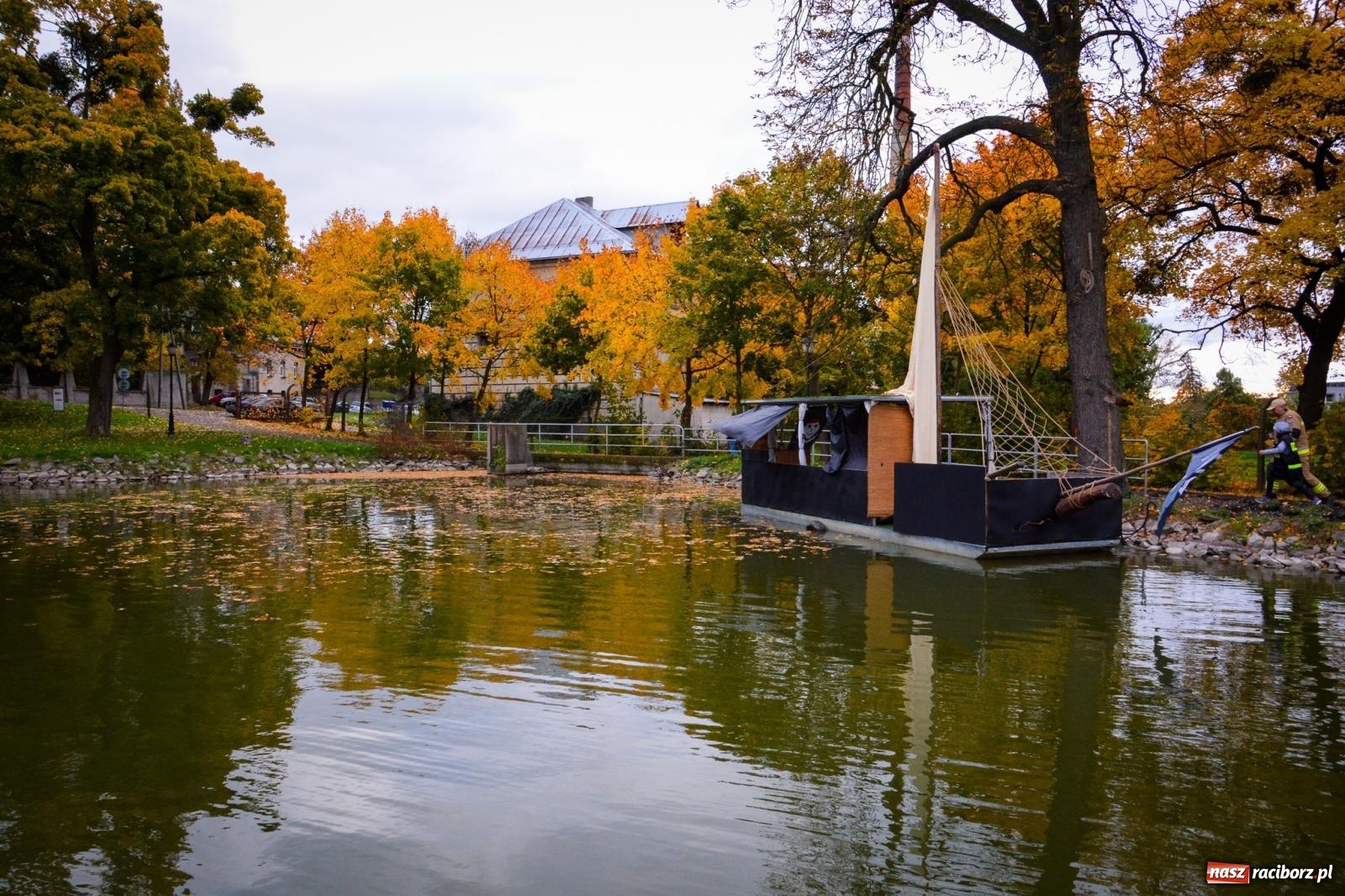 Zdjęcie w galerii na portalu naszraciborz.pl: Żeglarska Jesień w Krowiarkach. Na stawie przy pałacu otwarto molo, pierwsze w powiecie wiadomości z regionu