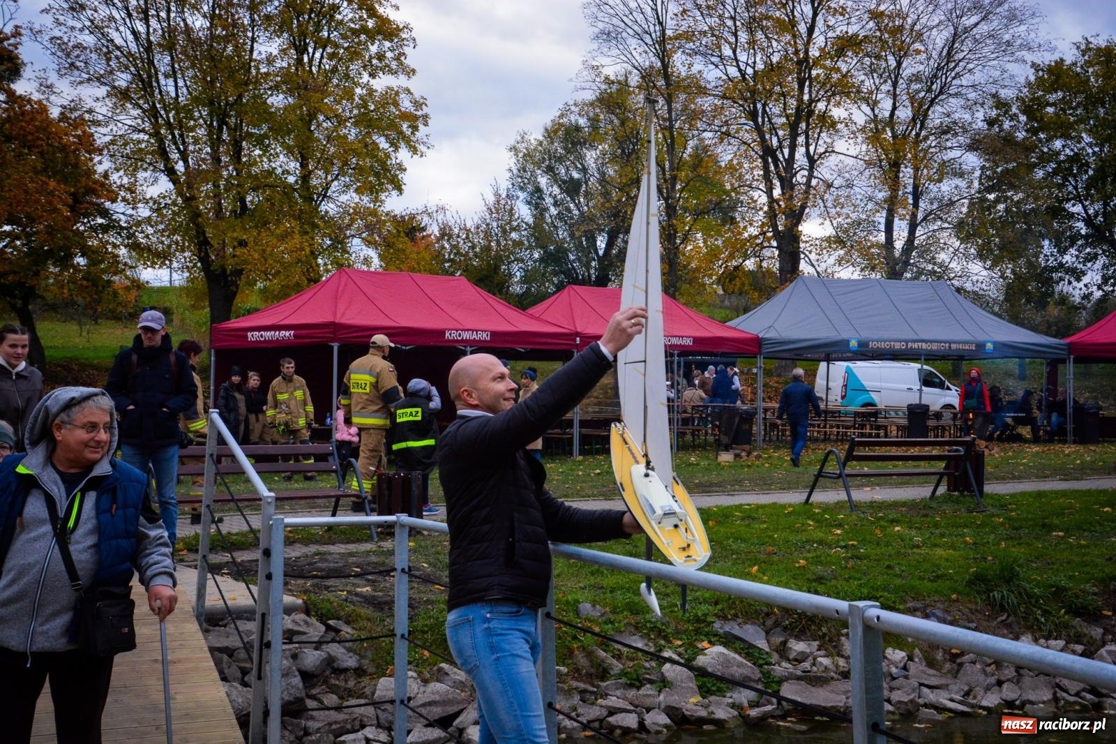 Zdjęcie w galerii na portalu naszraciborz.pl: Żeglarska Jesień w Krowiarkach. Na stawie przy pałacu otwarto molo, pierwsze w powiecie wiadomości z regionu