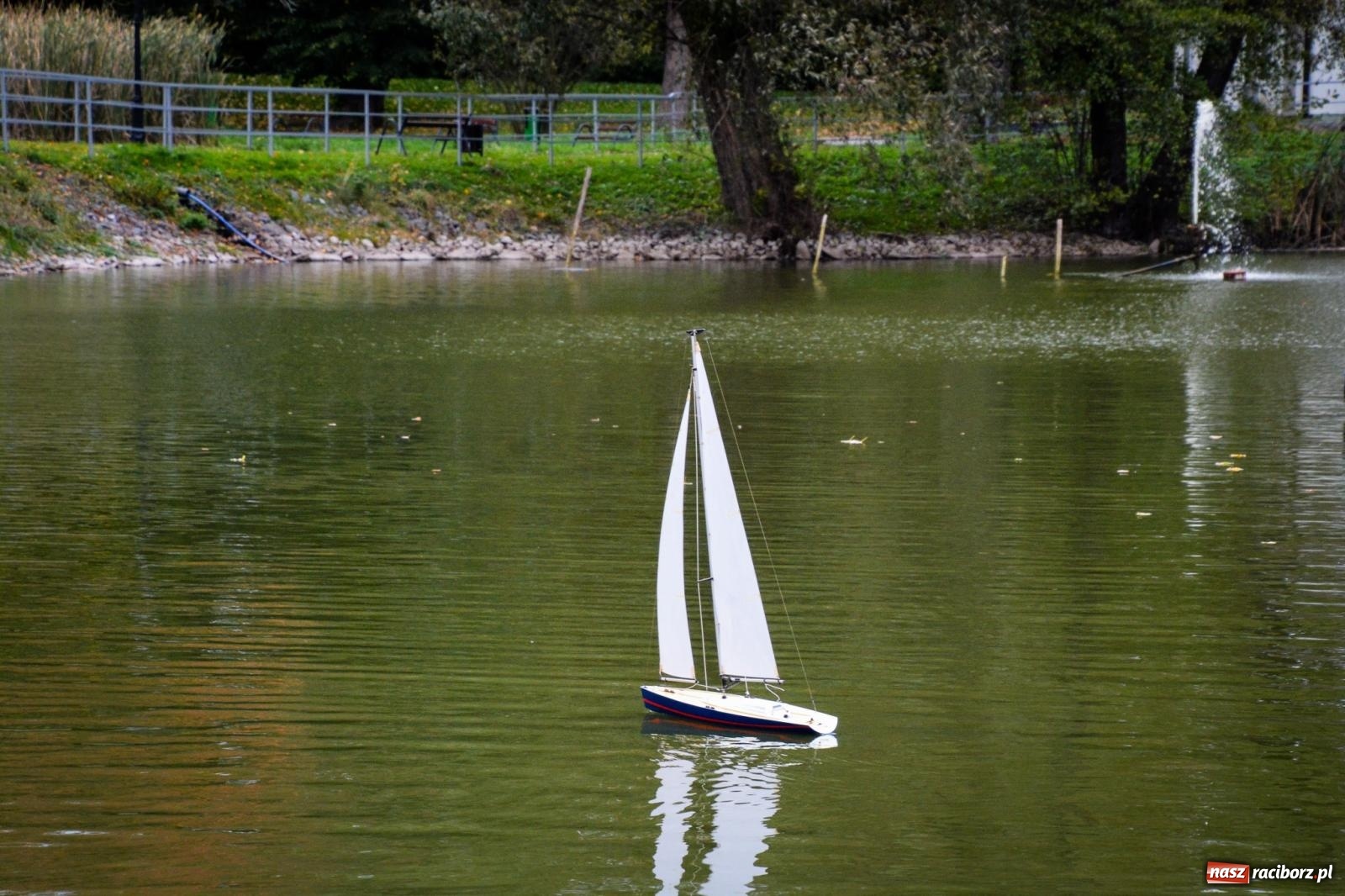 Zdjęcie w galerii na portalu naszraciborz.pl: Żeglarska Jesień w Krowiarkach. Na stawie przy pałacu otwarto molo, pierwsze w powiecie wiadomości z regionu