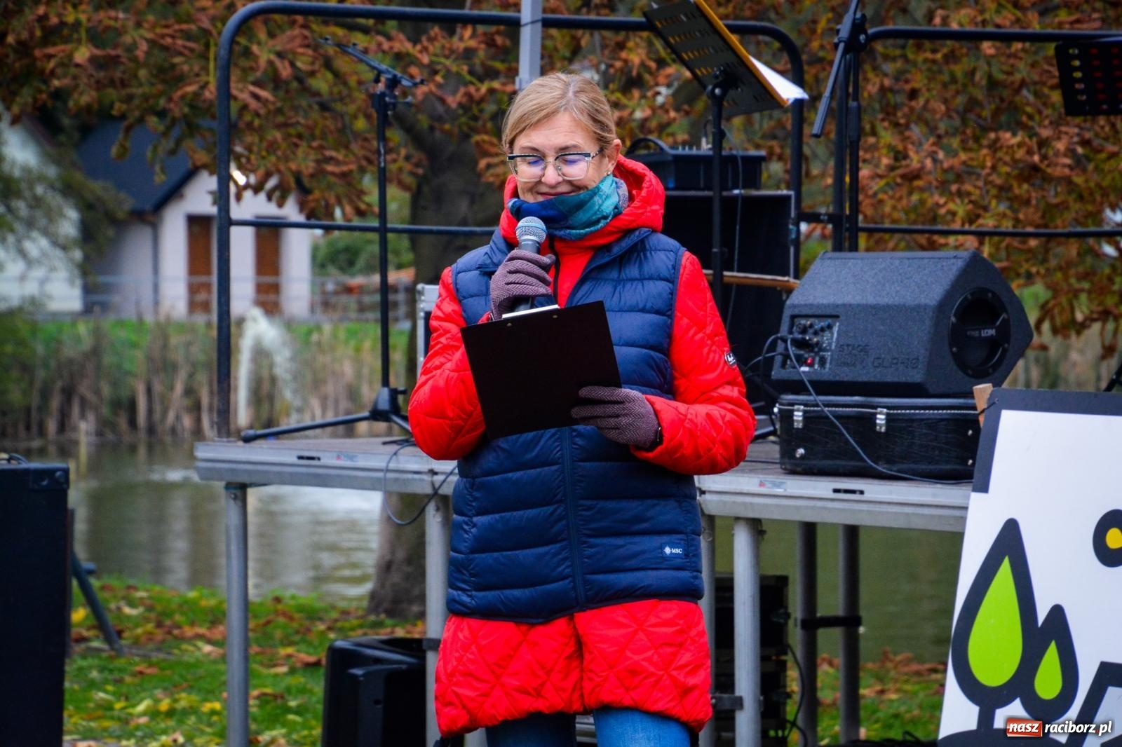 Zdjęcie w galerii na portalu naszraciborz.pl: Żeglarska Jesień w Krowiarkach. Na stawie przy pałacu otwarto molo, pierwsze w powiecie wiadomości z regionu