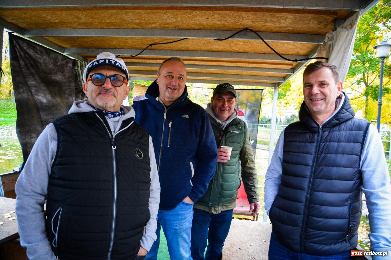 Zdjęcie w galerii na portalu naszraciborz.pl: Żeglarska Jesień w Krowiarkach. Na stawie przy pałacu otwarto molo, pierwsze w powiecie wiadomości z regionu