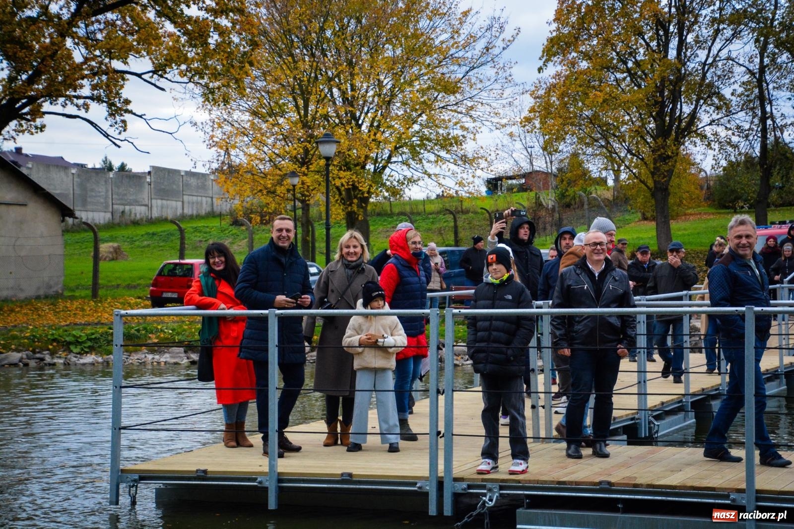 Zdjęcie w galerii na portalu naszraciborz.pl: Żeglarska Jesień w Krowiarkach. Na stawie przy pałacu otwarto molo, pierwsze w powiecie wiadomości z regionu