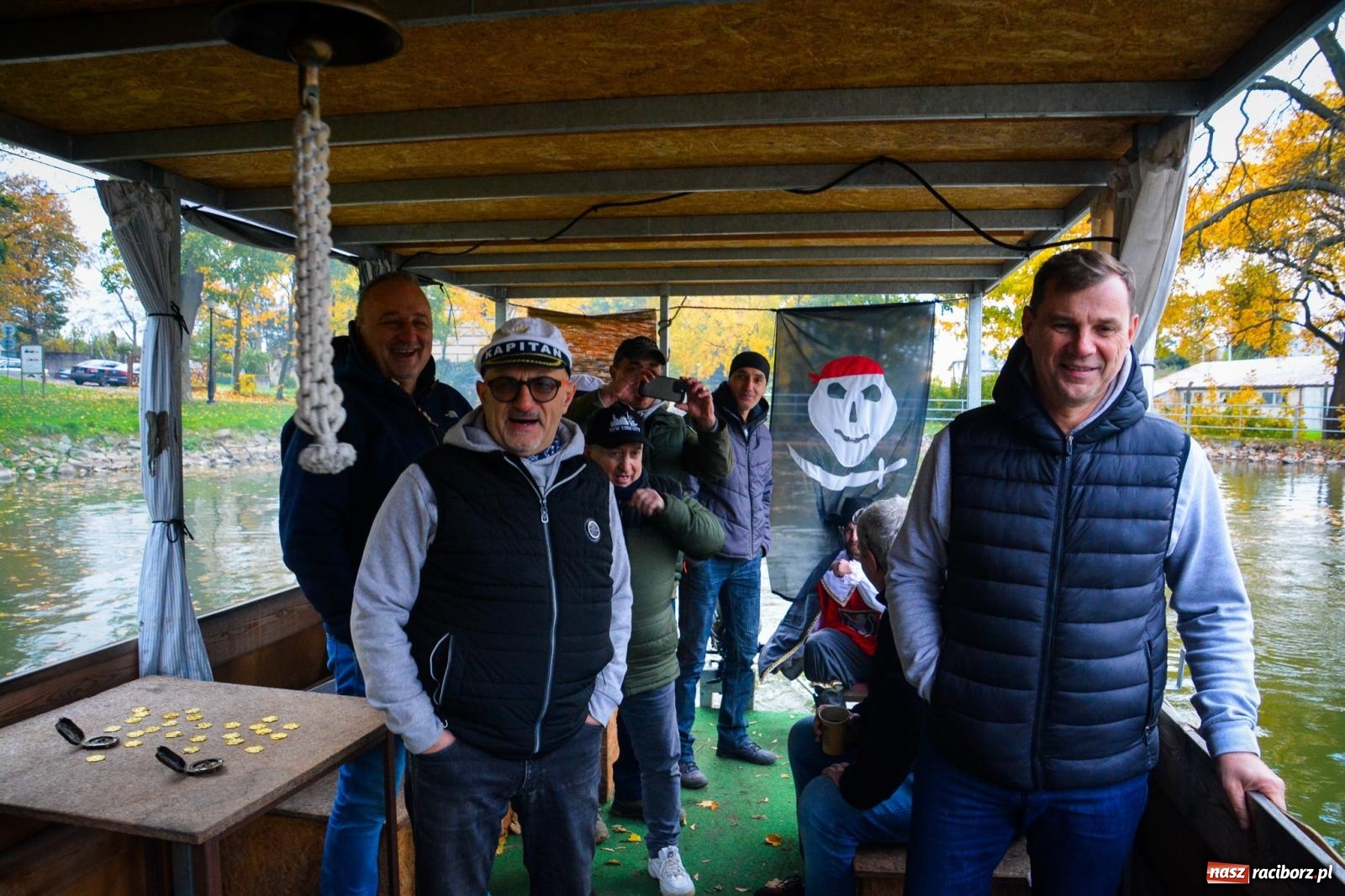 Zdjęcie w galerii na portalu naszraciborz.pl: Żeglarska Jesień w Krowiarkach. Na stawie przy pałacu otwarto molo, pierwsze w powiecie wiadomości z regionu