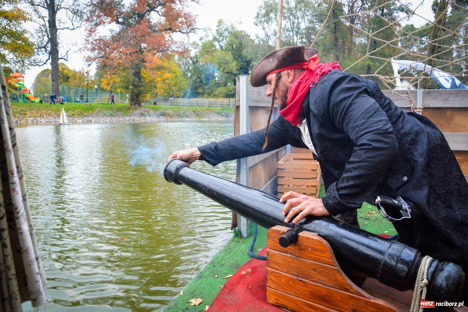 Zdjęcie w galerii na portalu naszraciborz.pl: Żeglarska Jesień w Krowiarkach. Na stawie przy pałacu otwarto molo, pierwsze w powiecie wiadomości z regionu