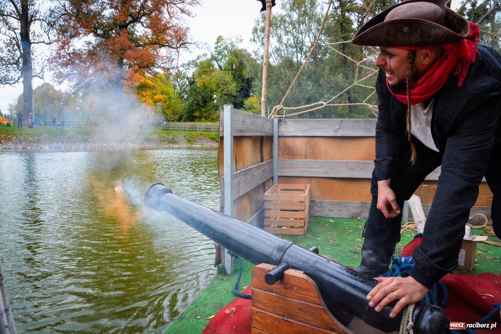 Zdjęcie w galerii na portalu naszraciborz.pl: Żeglarska Jesień w Krowiarkach. Na stawie przy pałacu otwarto molo, pierwsze w powiecie wiadomości z regionu