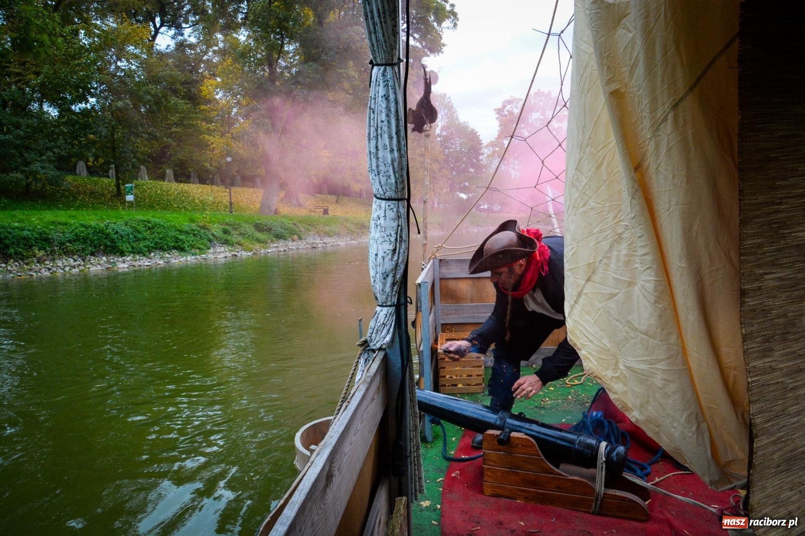 Zdjęcie w galerii na portalu naszraciborz.pl: Żeglarska Jesień w Krowiarkach. Na stawie przy pałacu otwarto molo, pierwsze w powiecie wiadomości z regionu