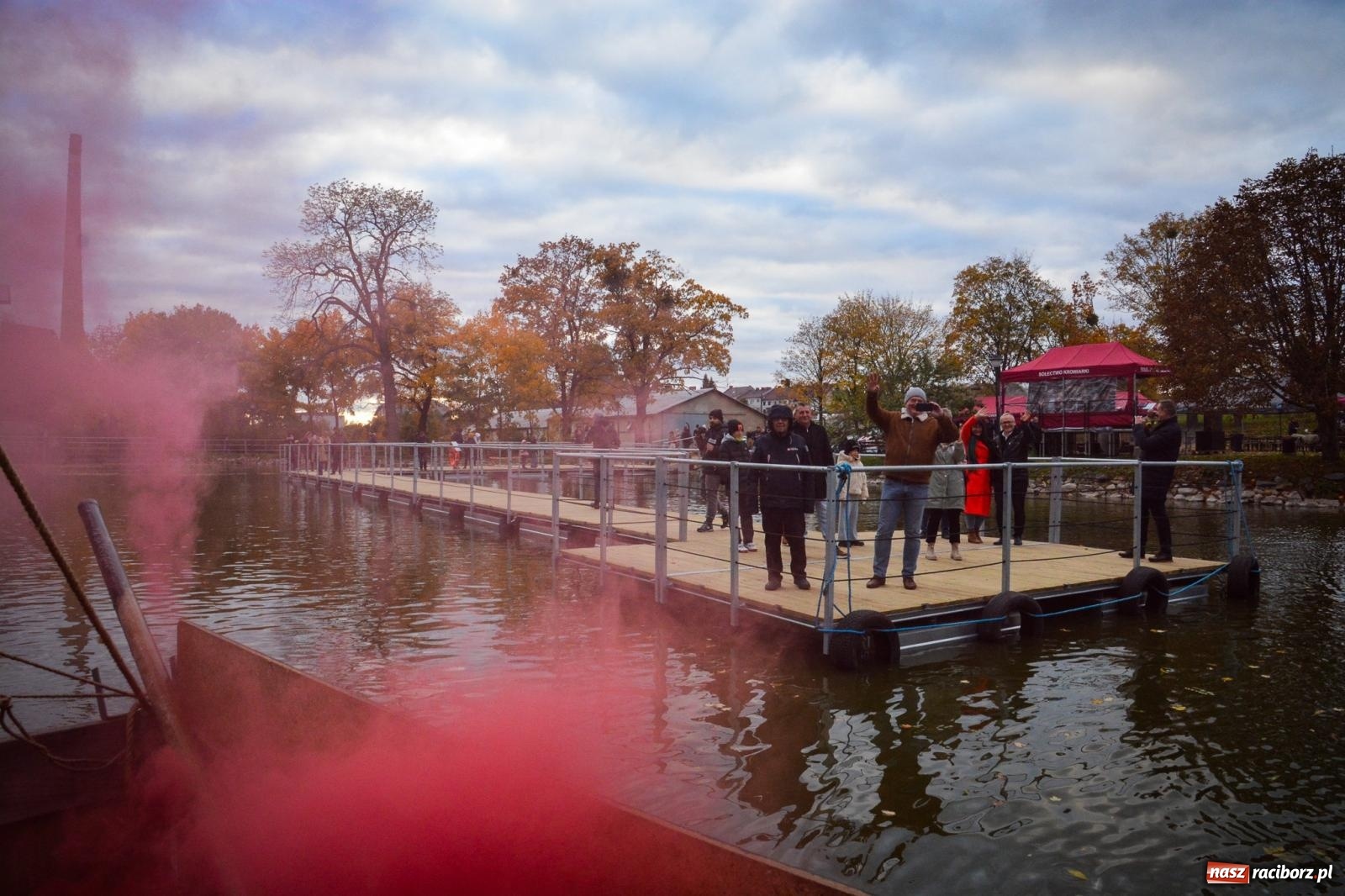 Zdjęcie w galerii na portalu naszraciborz.pl: Żeglarska Jesień w Krowiarkach. Na stawie przy pałacu otwarto molo, pierwsze w powiecie wiadomości z regionu