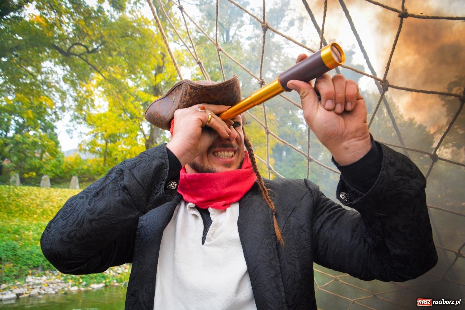 Zdjęcie w galerii na portalu naszraciborz.pl: Żeglarska Jesień w Krowiarkach. Na stawie przy pałacu otwarto molo, pierwsze w powiecie wiadomości z regionu