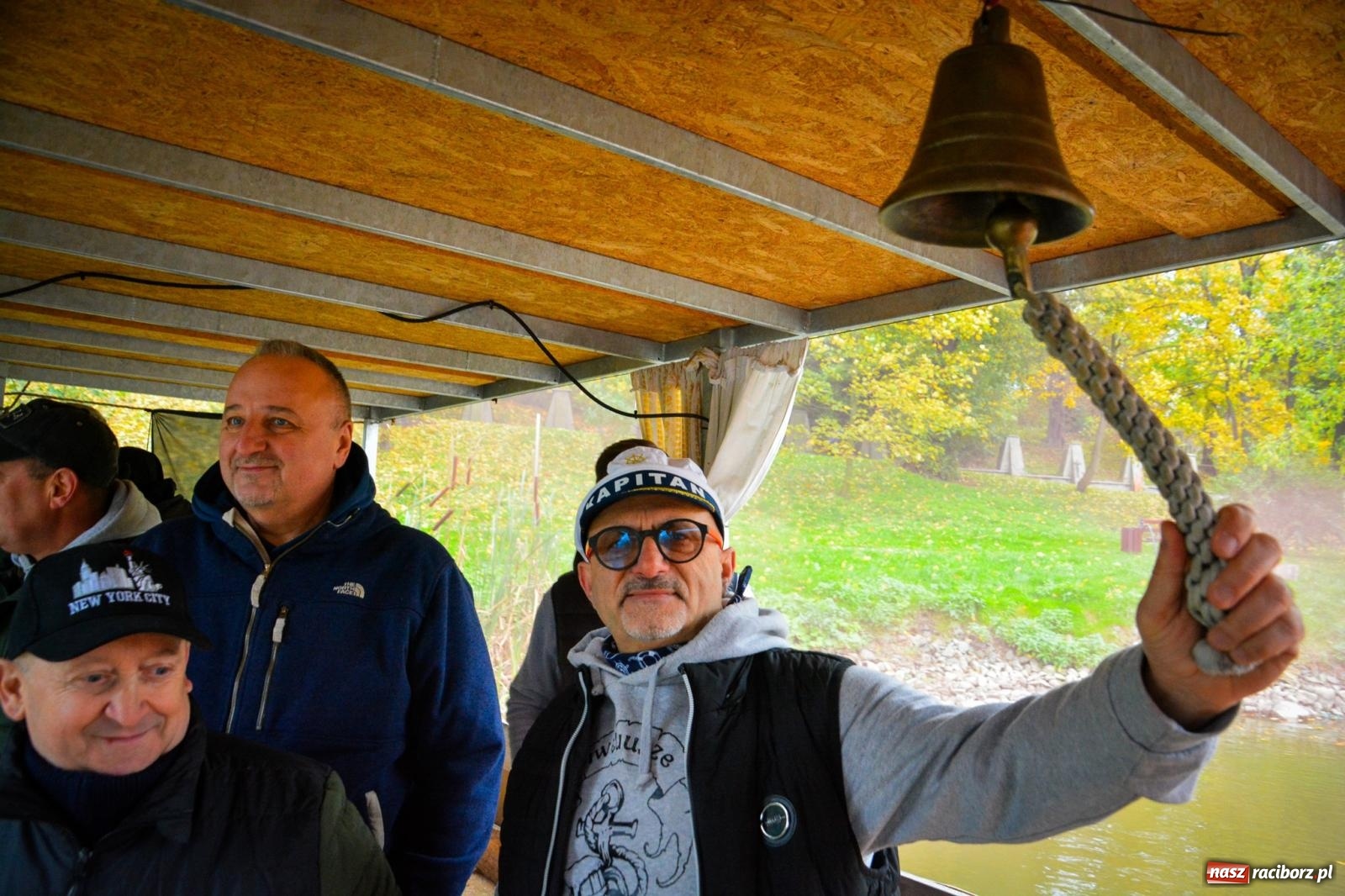 Zdjęcie w galerii na portalu naszraciborz.pl: Żeglarska Jesień w Krowiarkach. Na stawie przy pałacu otwarto molo, pierwsze w powiecie wiadomości z regionu
