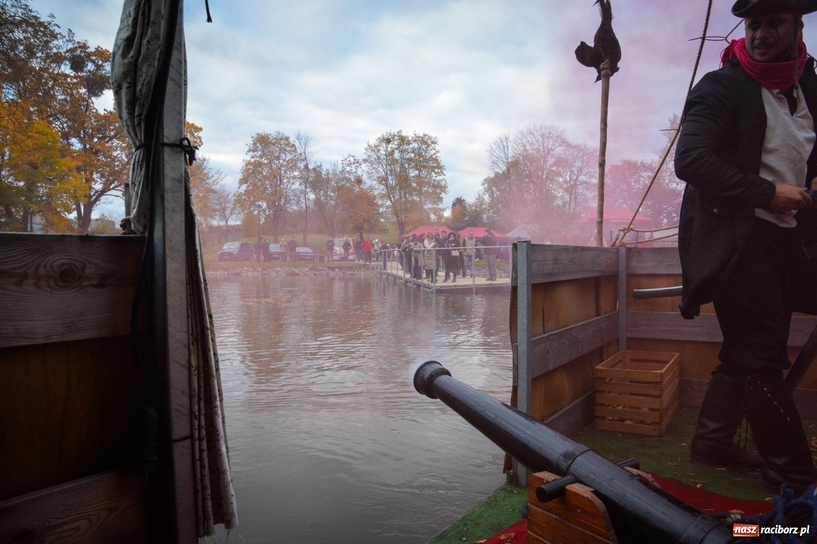 Zdjęcie w galerii na portalu naszraciborz.pl: Żeglarska Jesień w Krowiarkach. Na stawie przy pałacu otwarto molo, pierwsze w powiecie wiadomości z regionu