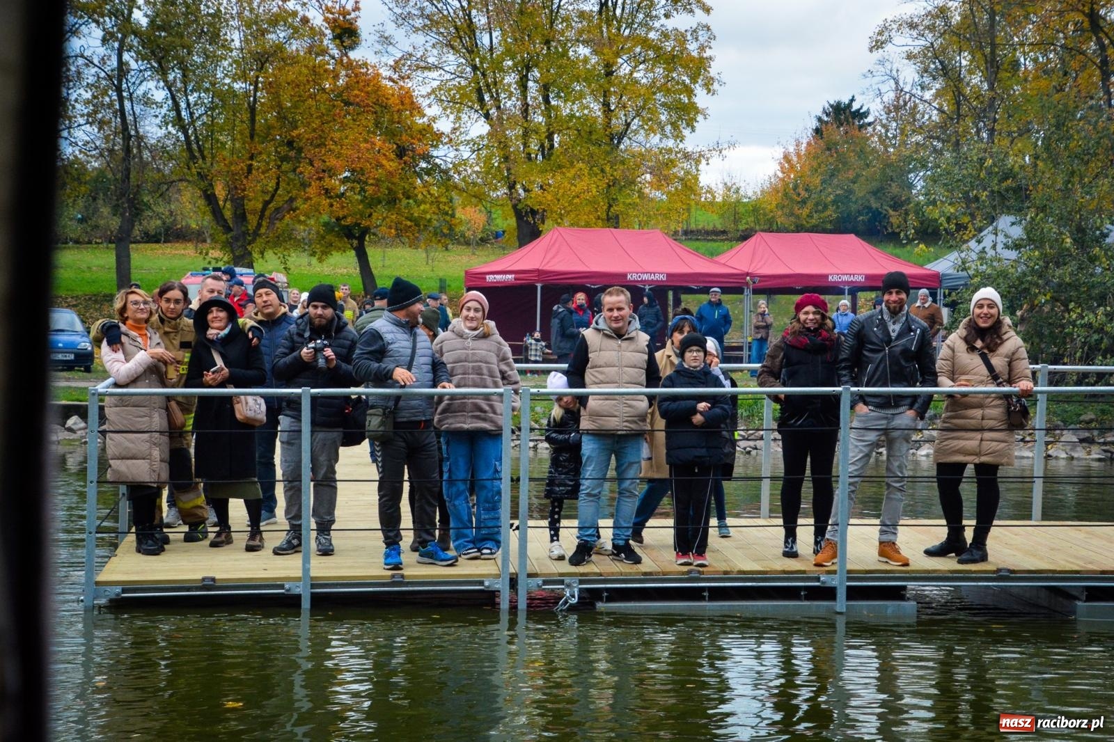 Zdjęcie w galerii na portalu naszraciborz.pl: Żeglarska Jesień w Krowiarkach. Na stawie przy pałacu otwarto molo, pierwsze w powiecie wiadomości z regionu