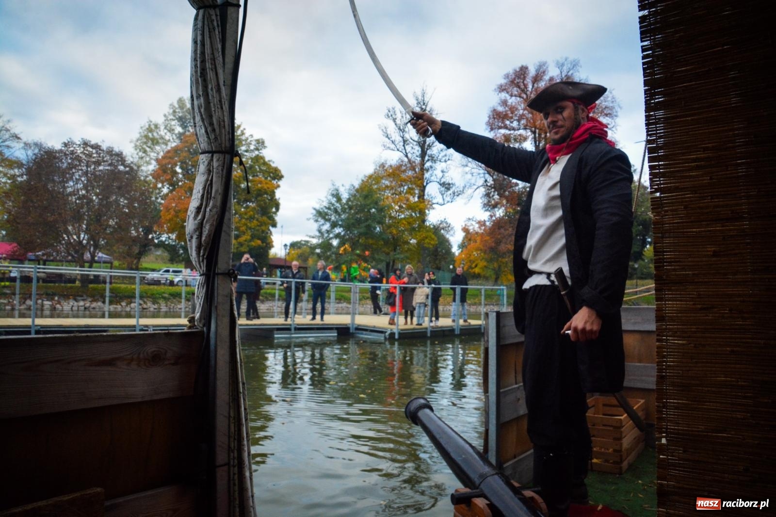 Zdjęcie w galerii na portalu naszraciborz.pl: Żeglarska Jesień w Krowiarkach. Na stawie przy pałacu otwarto molo, pierwsze w powiecie wiadomości z regionu