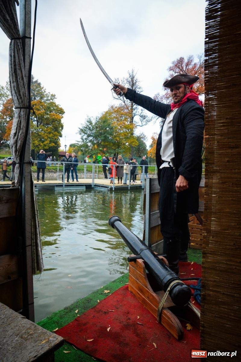 Zdjęcie w galerii na portalu naszraciborz.pl: Żeglarska Jesień w Krowiarkach. Na stawie przy pałacu otwarto molo, pierwsze w powiecie wiadomości z regionu