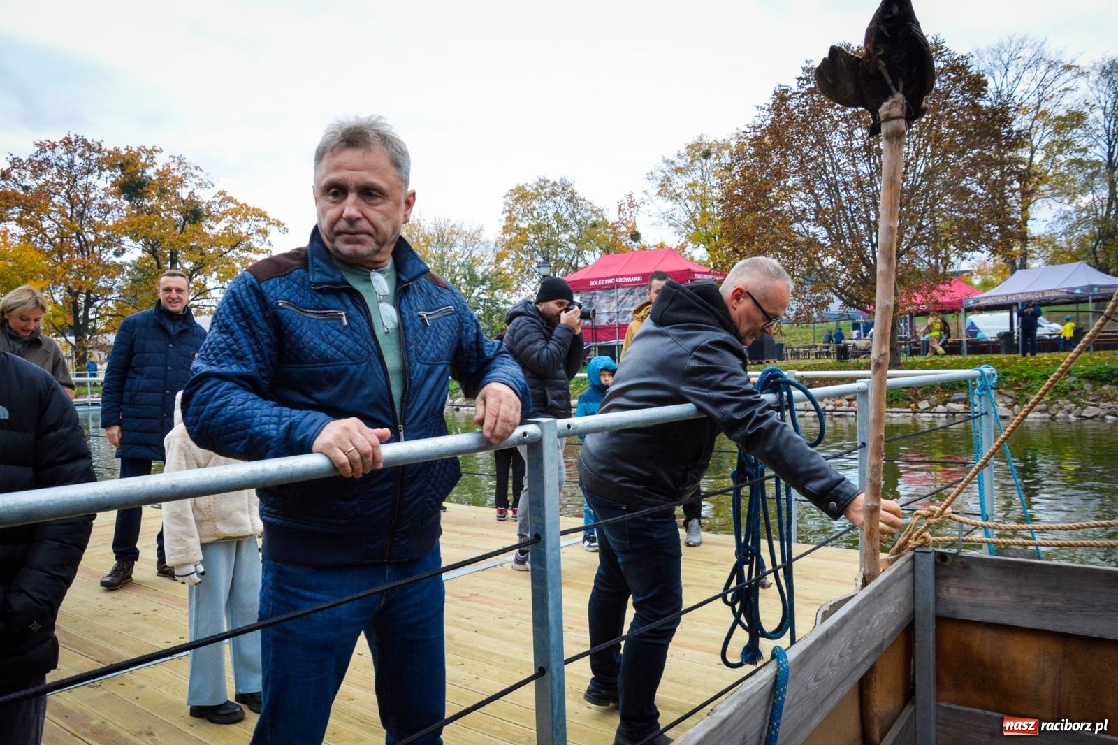 Zdjęcie w galerii na portalu naszraciborz.pl: Żeglarska Jesień w Krowiarkach. Na stawie przy pałacu otwarto molo, pierwsze w powiecie wiadomości z regionu