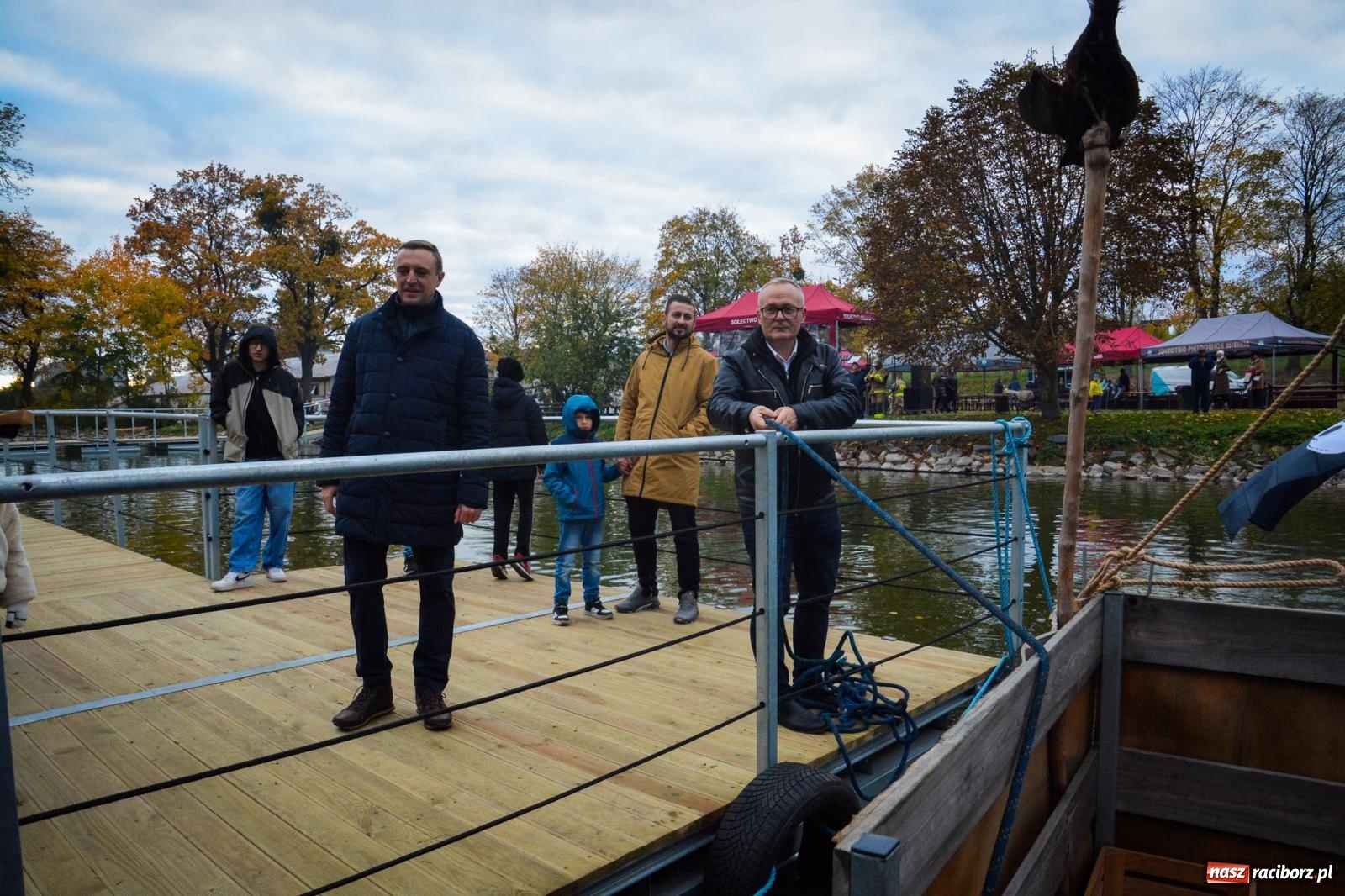 Zdjęcie w galerii na portalu naszraciborz.pl: Żeglarska Jesień w Krowiarkach. Na stawie przy pałacu otwarto molo, pierwsze w powiecie wiadomości z regionu