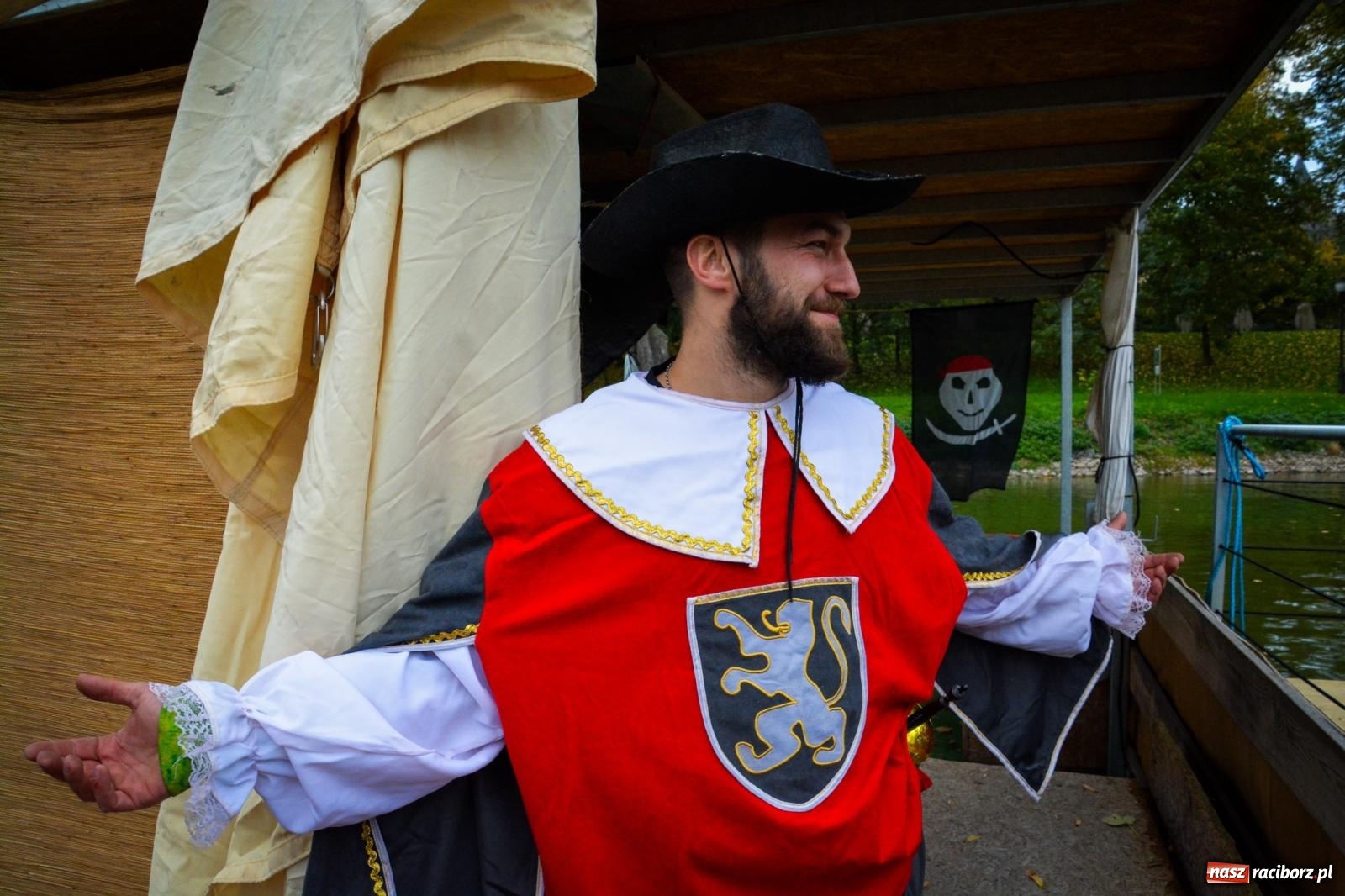 Zdjęcie w galerii na portalu naszraciborz.pl: Żeglarska Jesień w Krowiarkach. Na stawie przy pałacu otwarto molo, pierwsze w powiecie wiadomości z regionu
