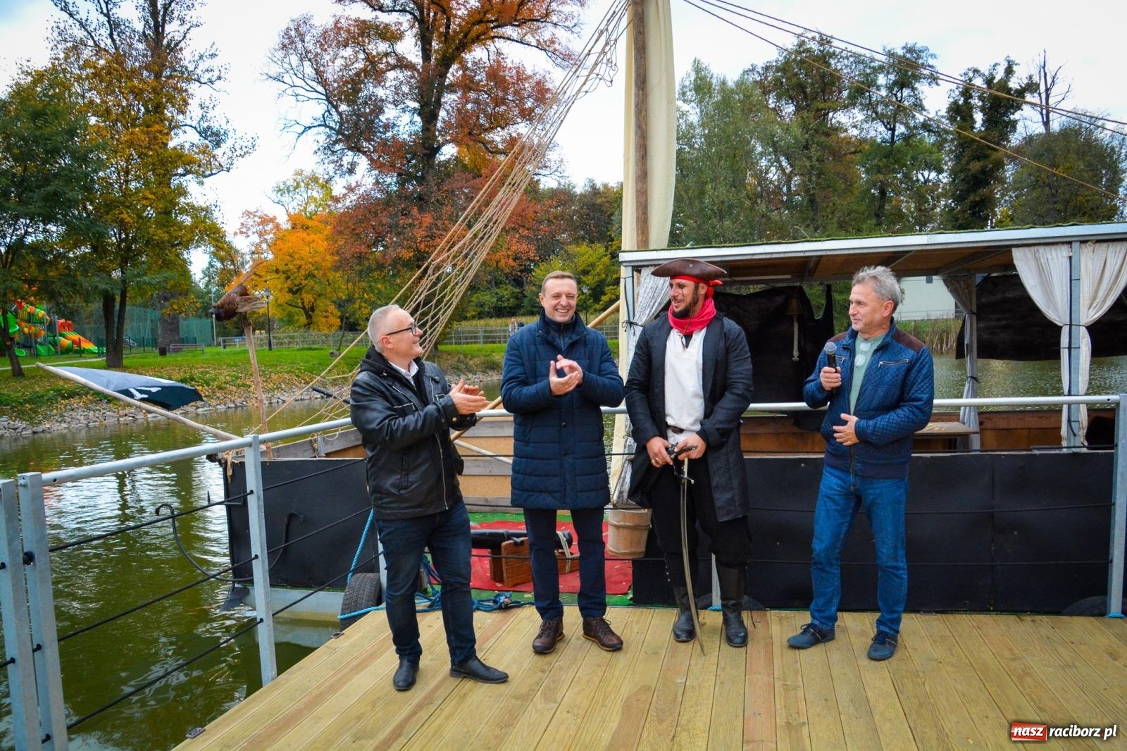 Zdjęcie w galerii na portalu naszraciborz.pl: Żeglarska Jesień w Krowiarkach. Na stawie przy pałacu otwarto molo, pierwsze w powiecie wiadomości z regionu