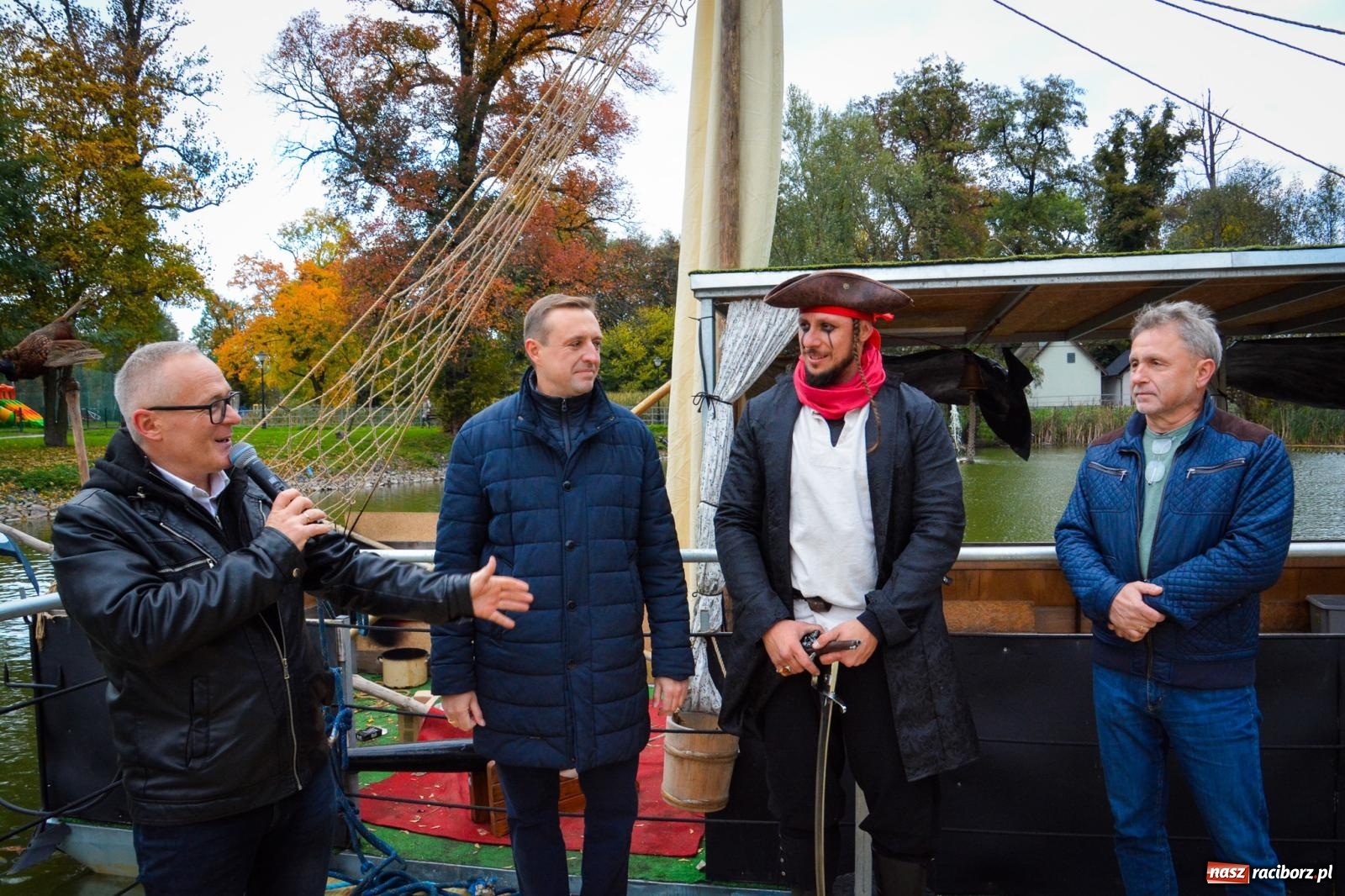 Zdjęcie w galerii na portalu naszraciborz.pl: Żeglarska Jesień w Krowiarkach. Na stawie przy pałacu otwarto molo, pierwsze w powiecie wiadomości z regionu