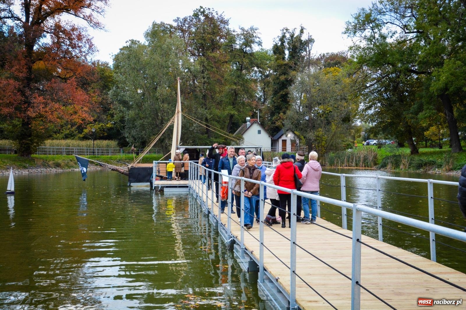Zdjęcie w galerii na portalu naszraciborz.pl: Żeglarska Jesień w Krowiarkach. Na stawie przy pałacu otwarto molo, pierwsze w powiecie wiadomości z regionu