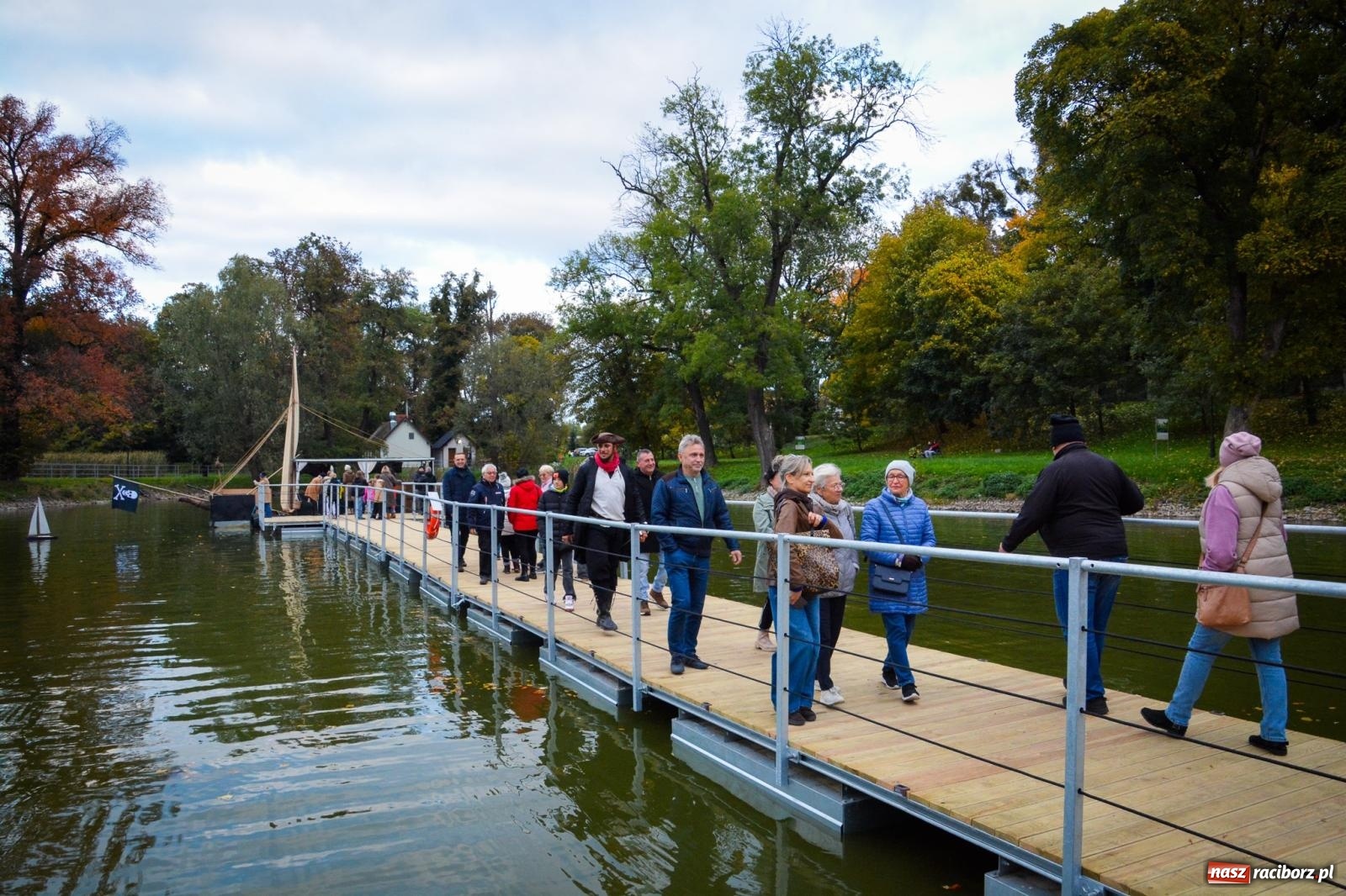 Zdjęcie w galerii na portalu naszraciborz.pl: Żeglarska Jesień w Krowiarkach. Na stawie przy pałacu otwarto molo, pierwsze w powiecie wiadomości z regionu