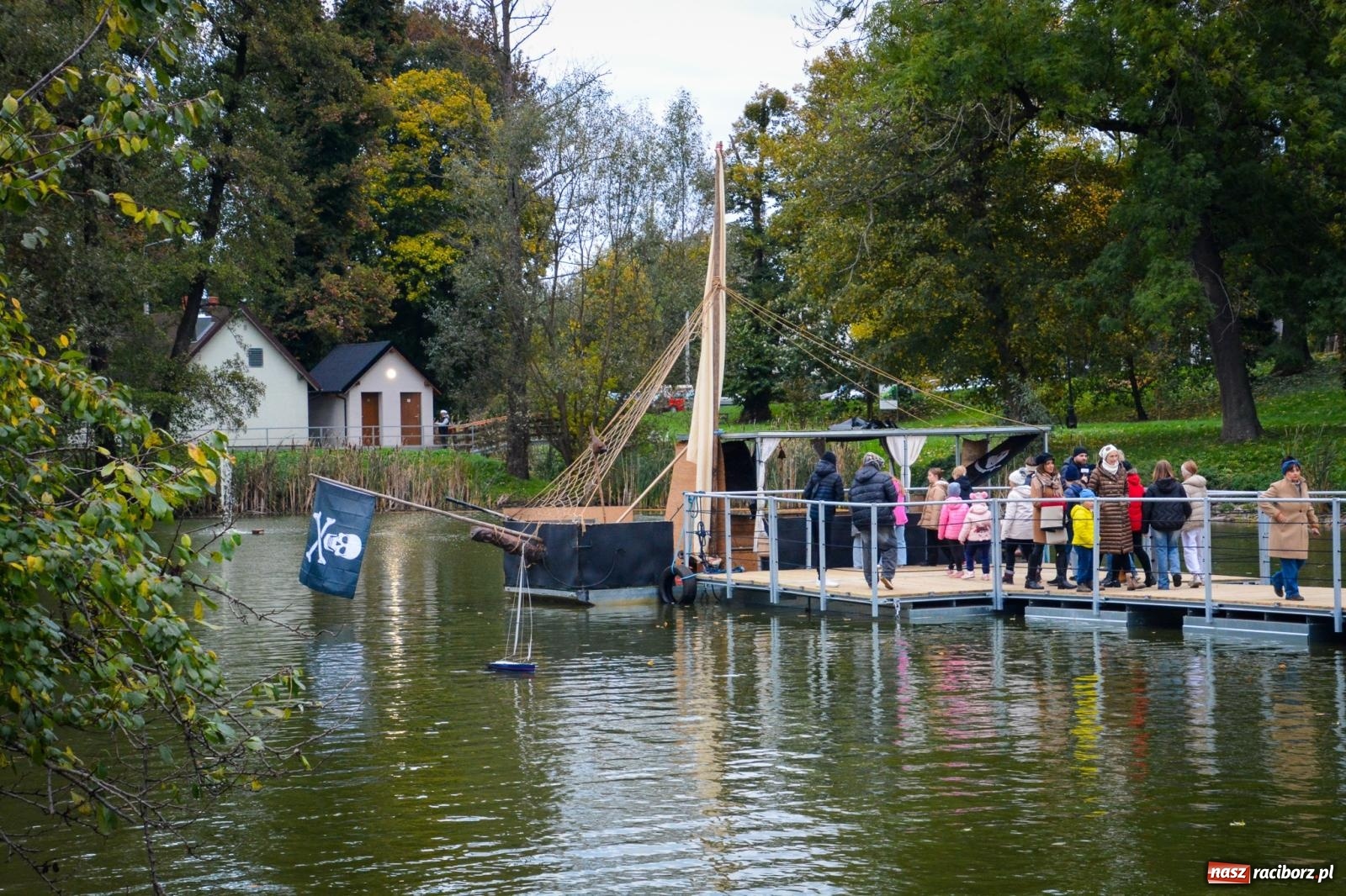 Zdjęcie w galerii na portalu naszraciborz.pl: Żeglarska Jesień w Krowiarkach. Na stawie przy pałacu otwarto molo, pierwsze w powiecie wiadomości z regionu